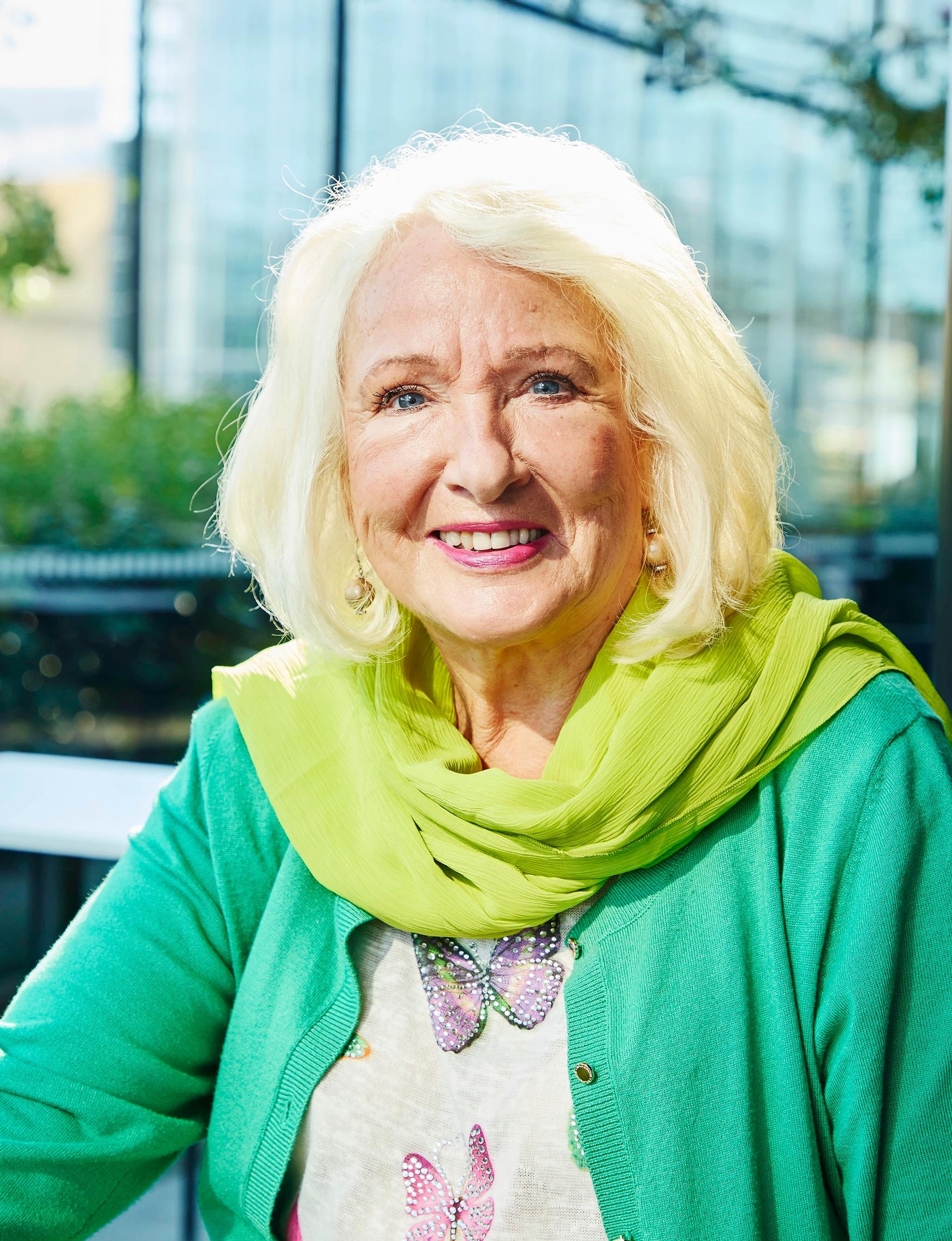 Liisa Hyssälä on rakastunut ja se on saanut tekemään uusia asioita. Hän on lupautunut jopa laskettelemaan.