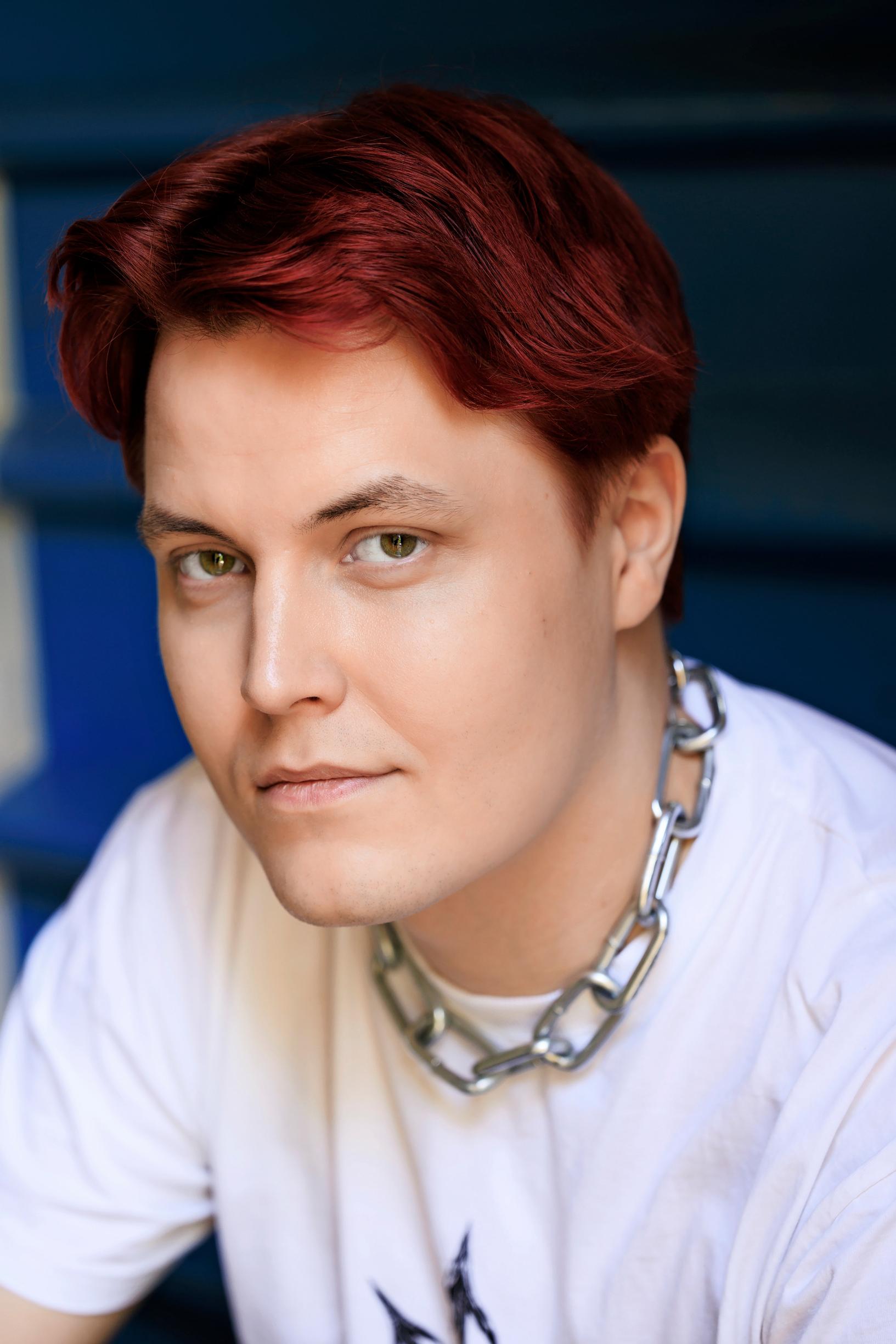 Joel sanoo, että nahkasta on tullut paksu lapsuudenkokemusten vuoksi. Sitä hän kiittelee, miten hauskoja ja työteliäitä molemmat vanhemmat ovat olleet.