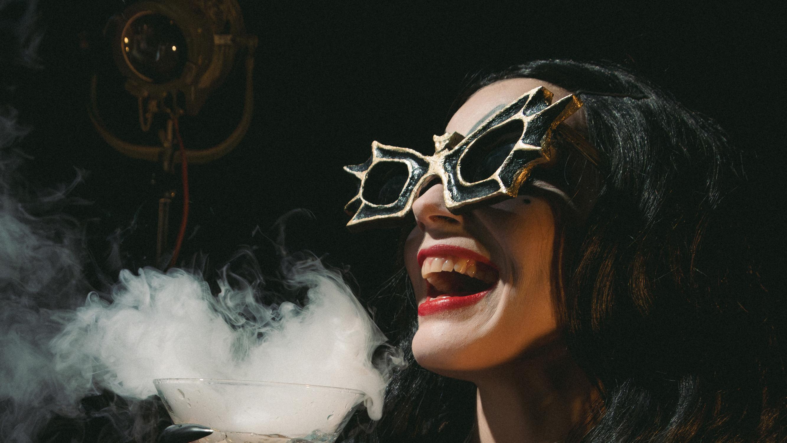 Vampira – KOM-teatterin vauhdikas ylistys outolinnuille ja oman tiensä kulkijoille