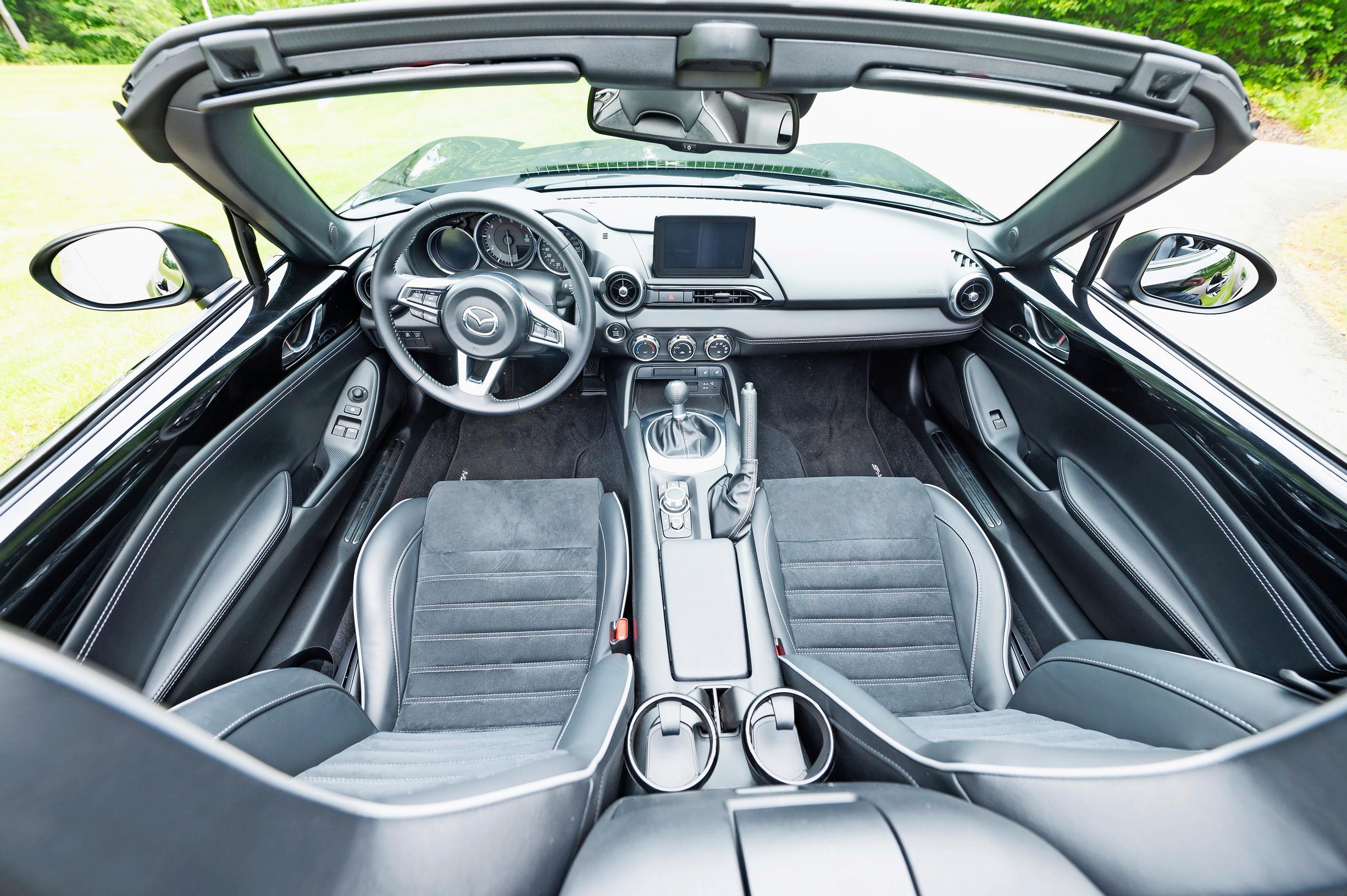 Mazda MX-5:n kojelauta on klassisen yksinkertainen. Suurin mittari ei kerro nopeutta, vaan moottorin kierrosluvun.