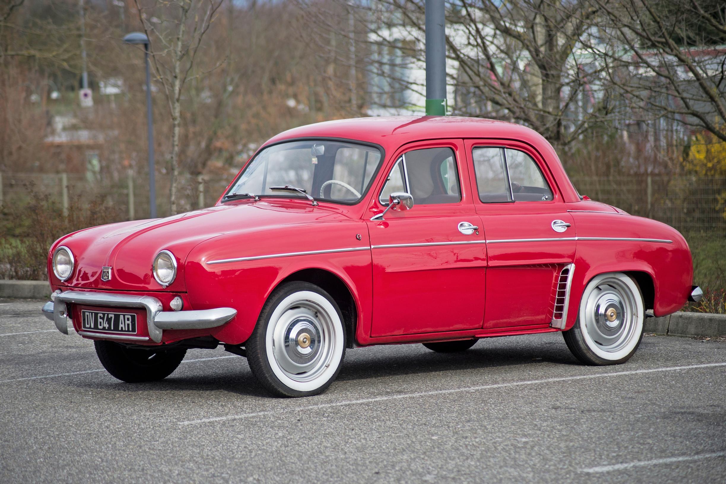 Renault Dauphine oli tuotannossa vuosina 1956–1967. Takamoottori oli tuohon aikaan vielä ihan normaali tekninen ratkaisu.