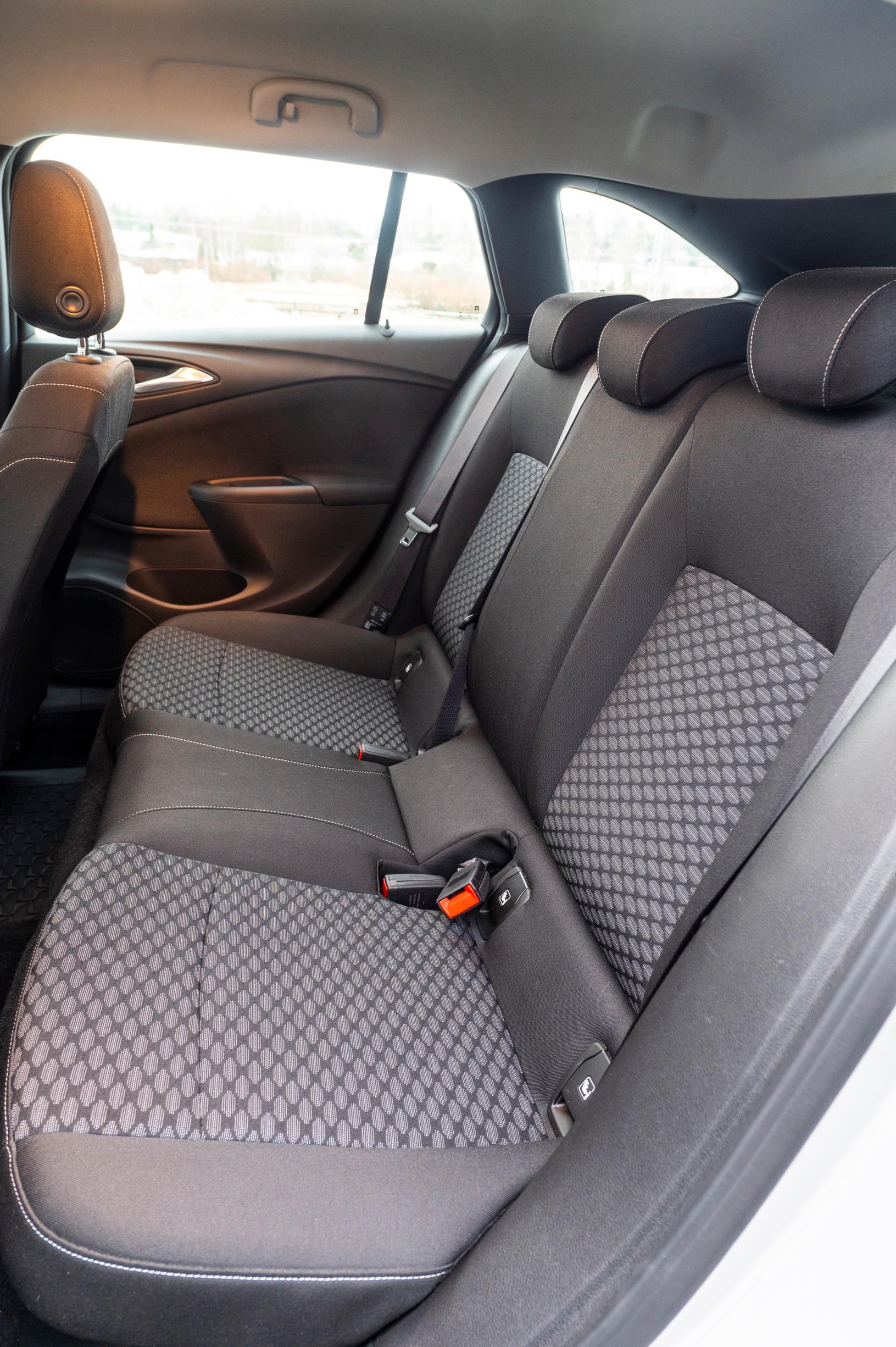 Käytetty Opel Astra Sports Tourer Ultimate 130 Turbo takapenkki
