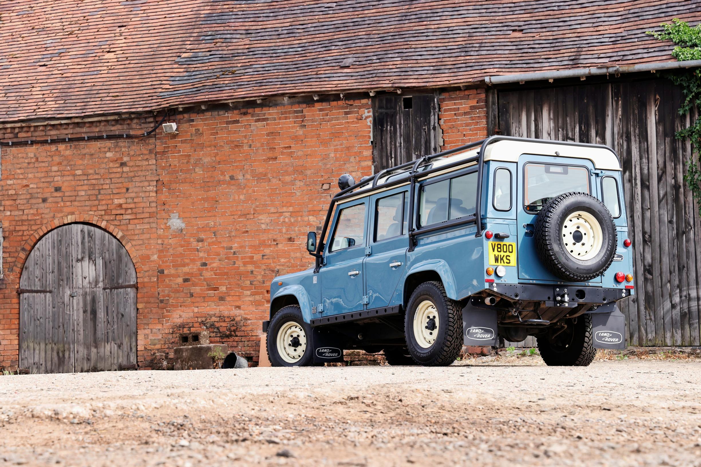 Land Rover Defender V8:n kantikkaat muodot ovat yksinkertaisen klassiset. Uskottavuus on heti kunnossa.