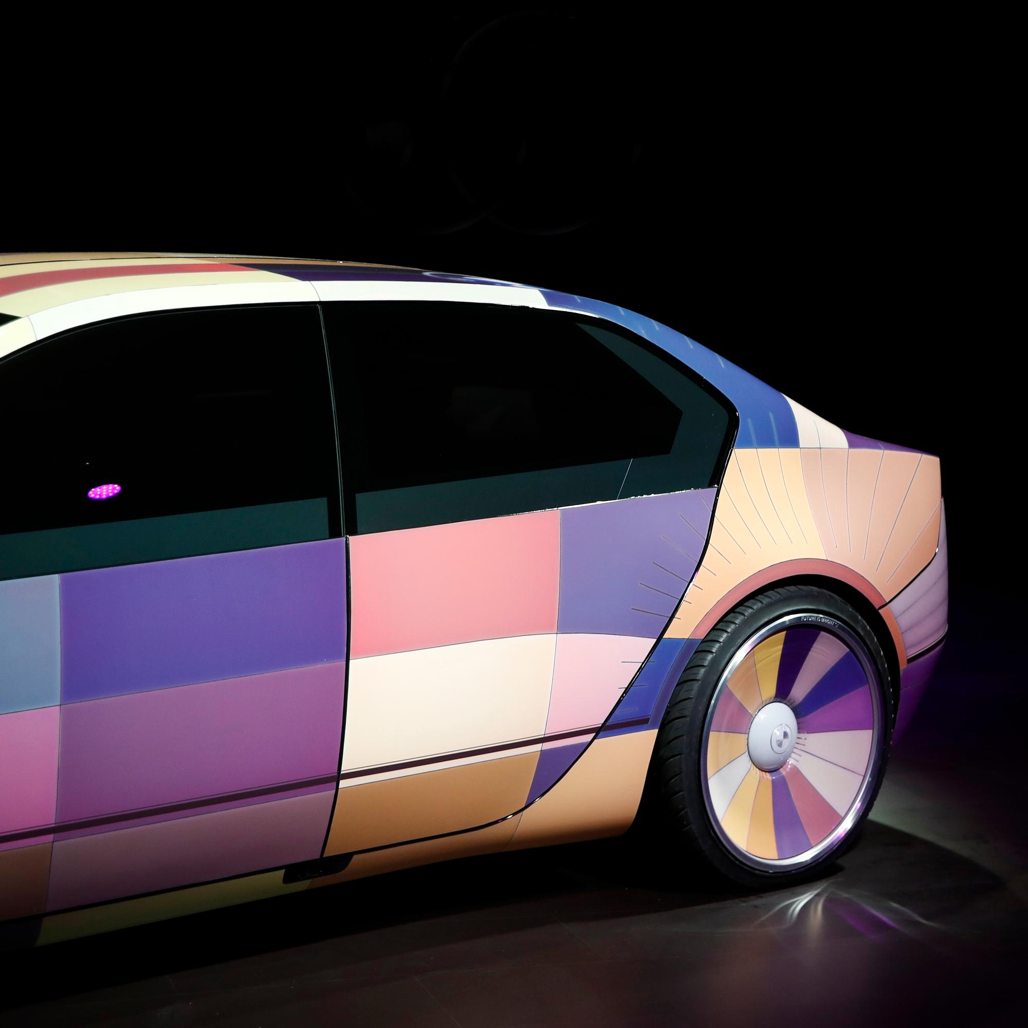 Punainen, sininen vai musta auto? – Pian saatat voida vaihtaa autosi väriä vaikka joka päivä – Katso video