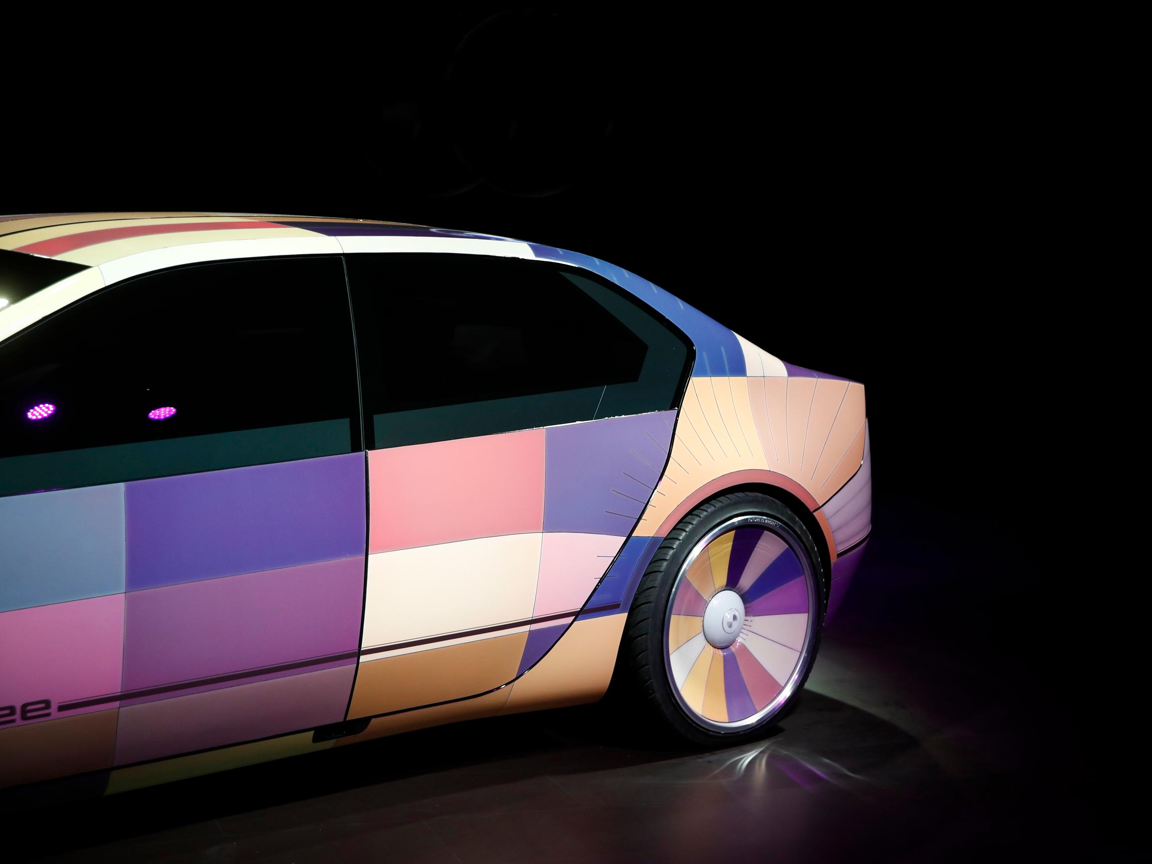 Punainen, sininen vai musta auto? – Pian saatat voida vaihtaa autosi väriä vaikka joka päivä – Katso video