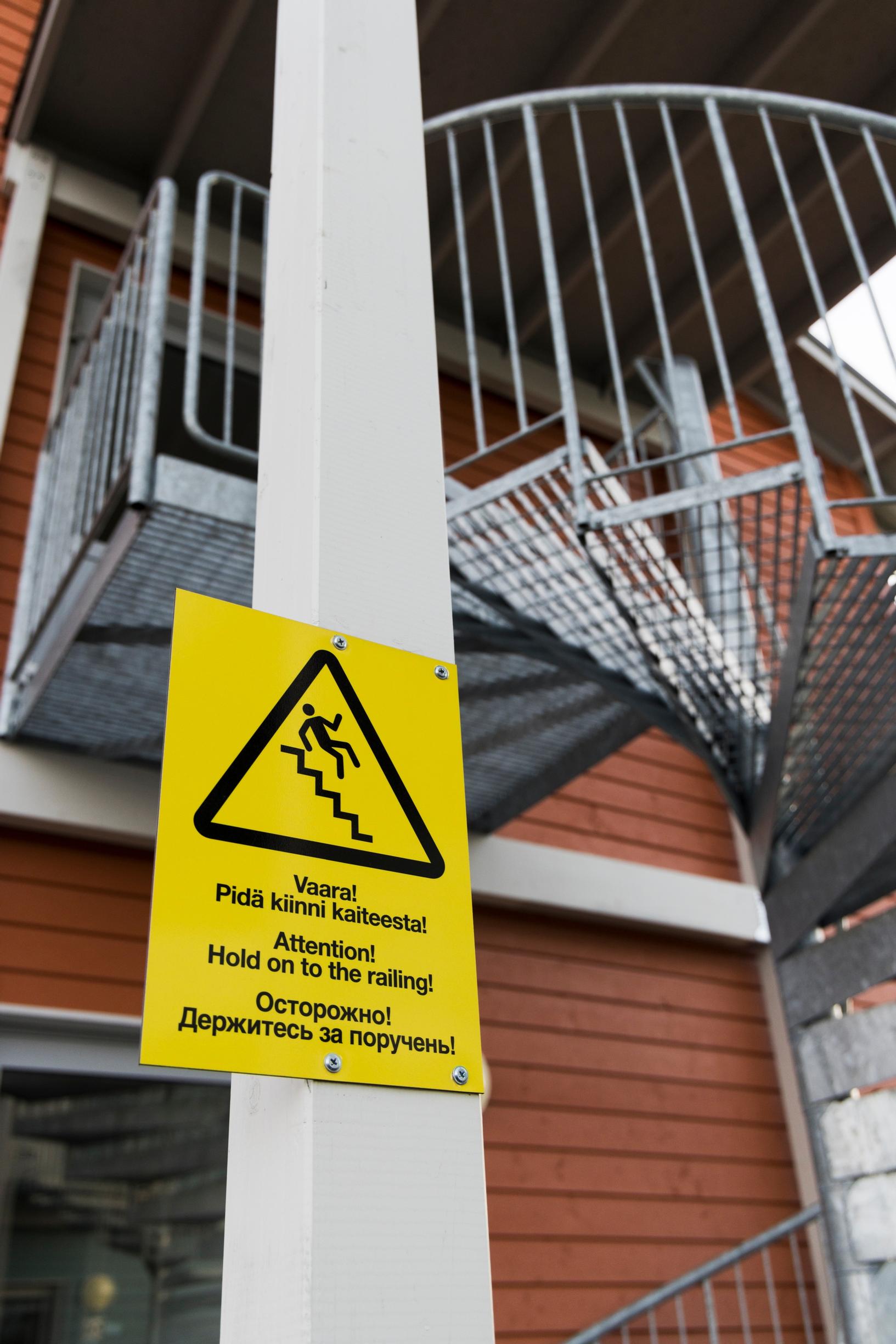 Portaikon varoitukset oli käännetty myös venäjäksi.