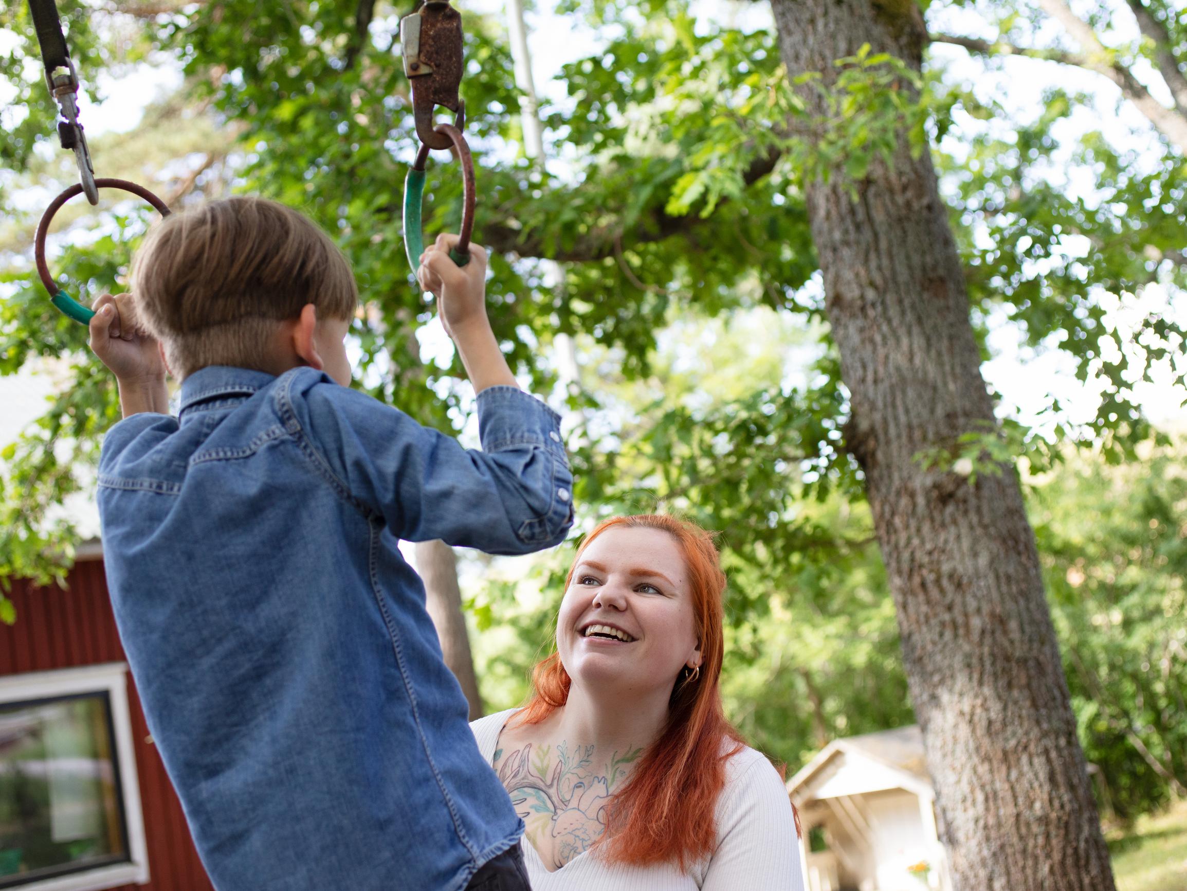Aktiivisesta Tommista tuli kuin pyhäkoululainen, sitten alkoivat sivuvaikutukset – Lääkitäänkö ADHD-diagnoosin saaneet lapset kilteiksi?