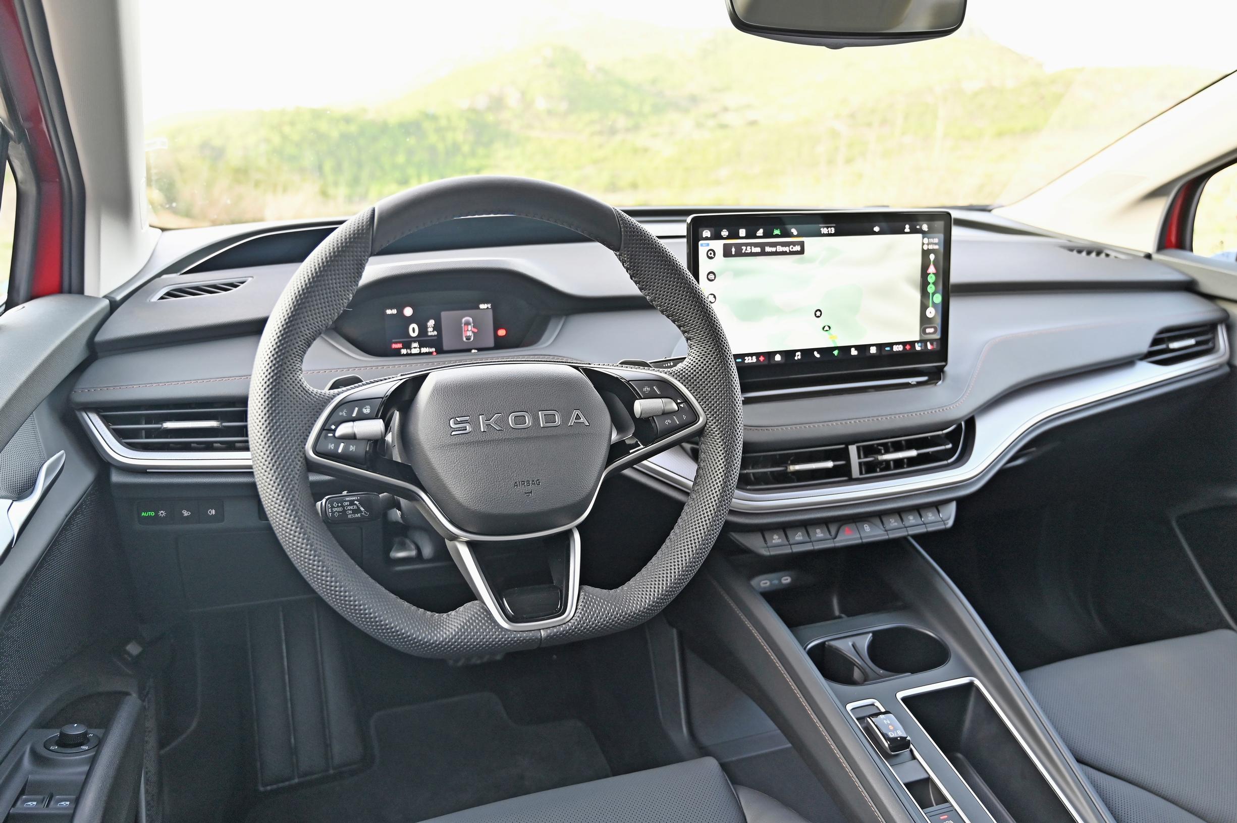 Skoda Elroq 85 Stylen ohjaamossa ei juuri toiminnallisia heikkouksia ole, vaikka Smart Dialsit puuttuvatkin.