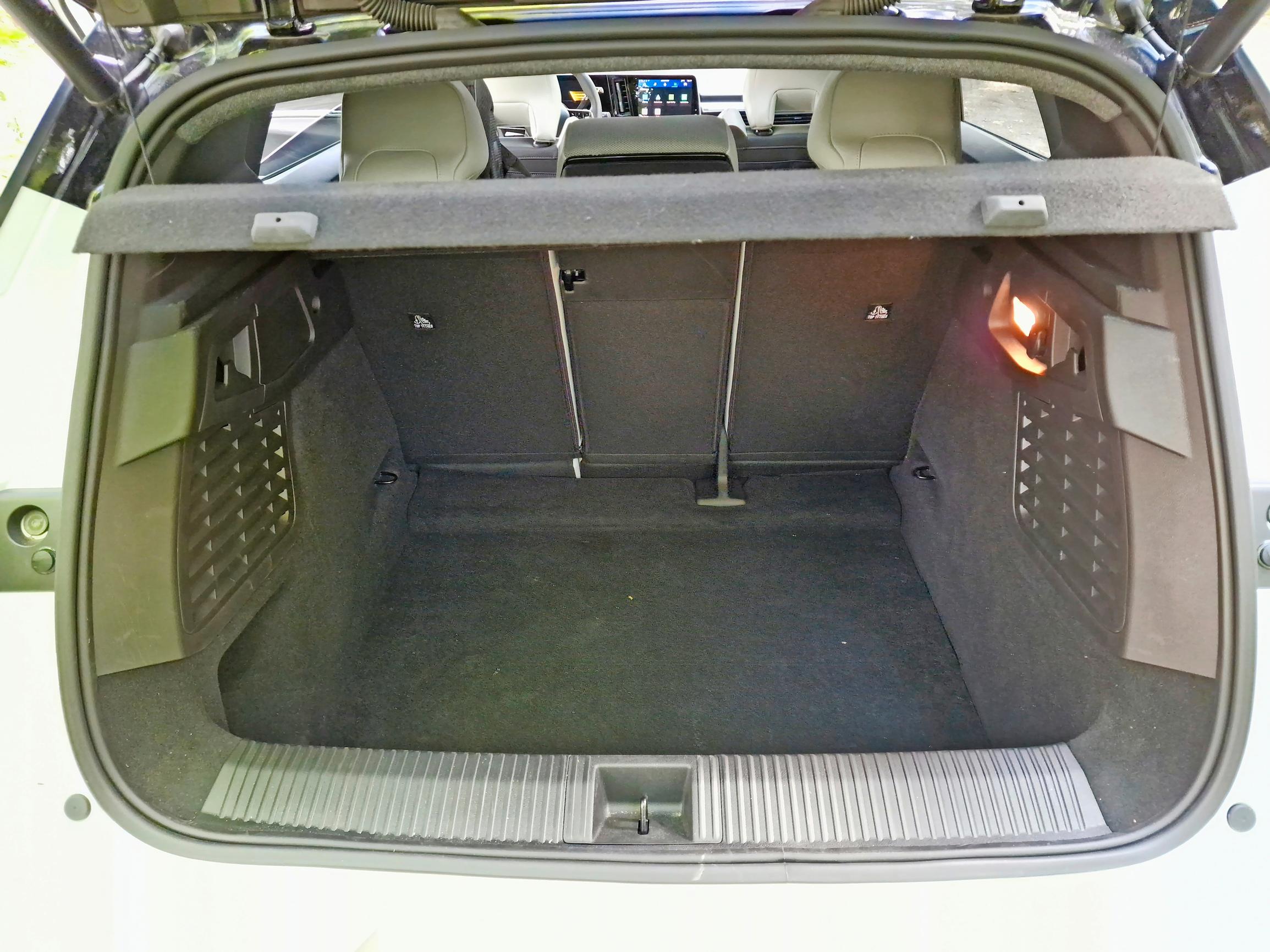 Renault Scenic E-Techin tavaratila on iso ja poikkeuksellisen syvä.