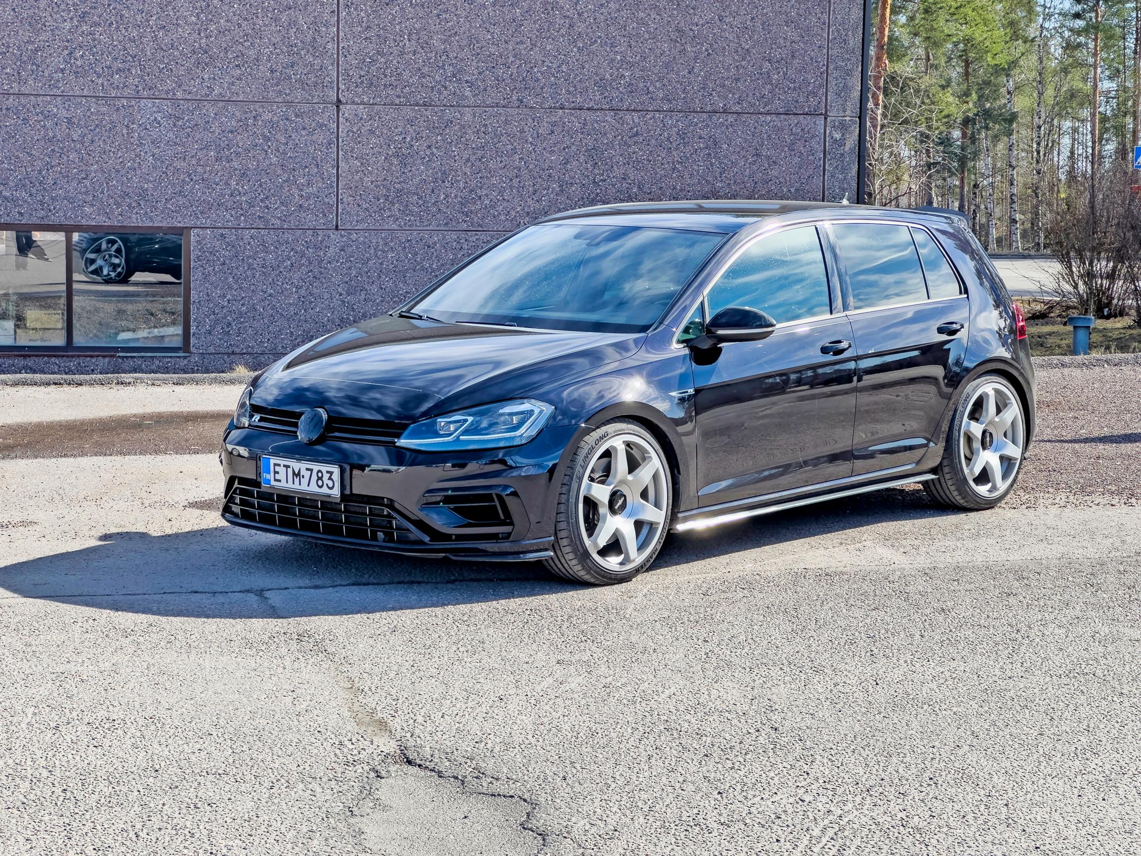 Volkswagen Golf R 4Motion vm. 2018 – Jos pitää rajummasta menosta ja muhkeista pakoäänistä, niin nyt on tarjolla alkukantaista ajamisen iloa