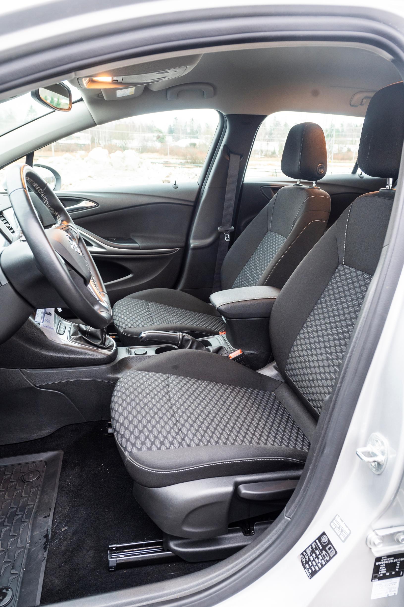 Käytetty Opel Astra Sports Tourer Ultimate 130 Turbo etupenkki
