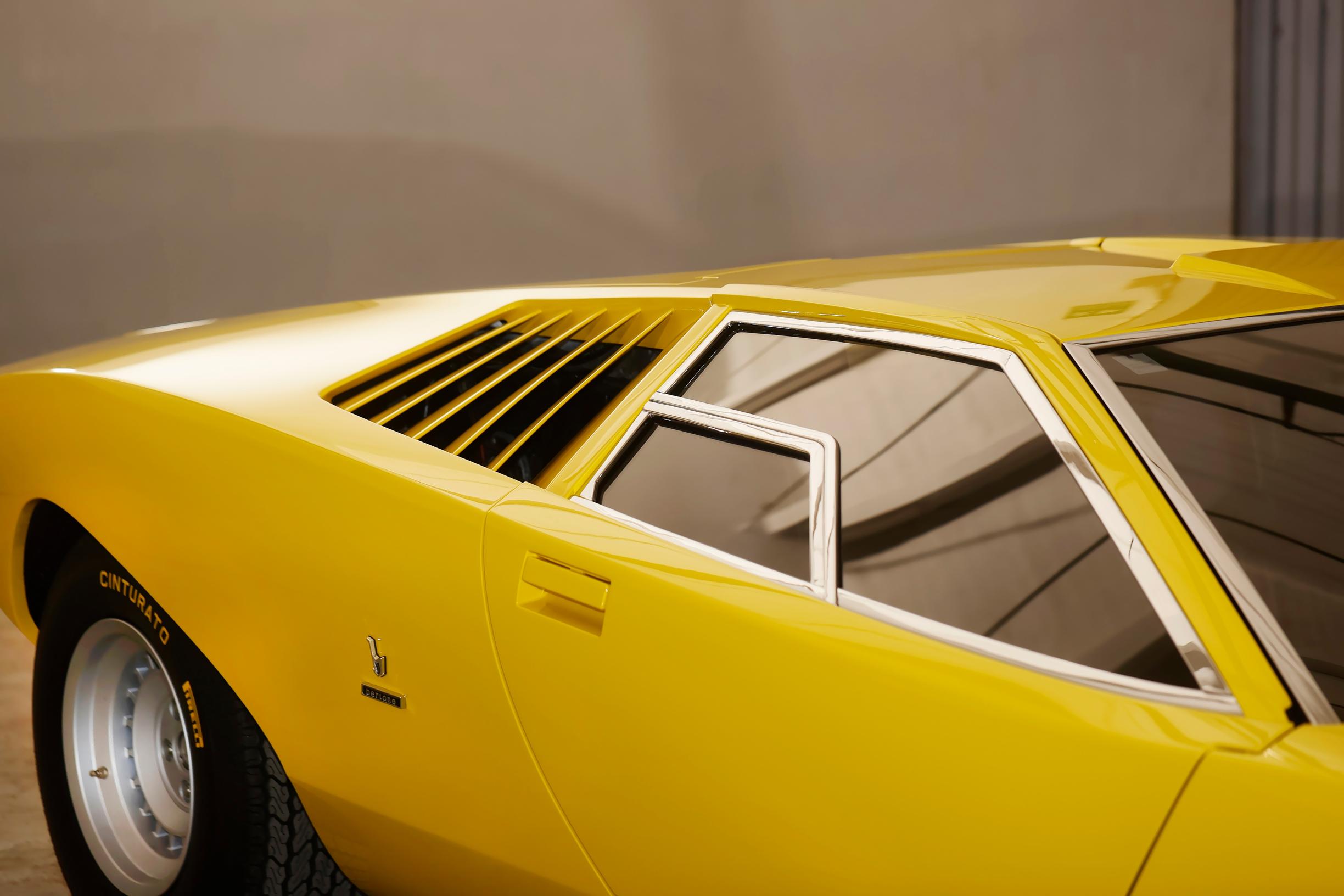 Lamborghini Countach LP500:n geometriset muodot toistuvat yksityiskohdissa.