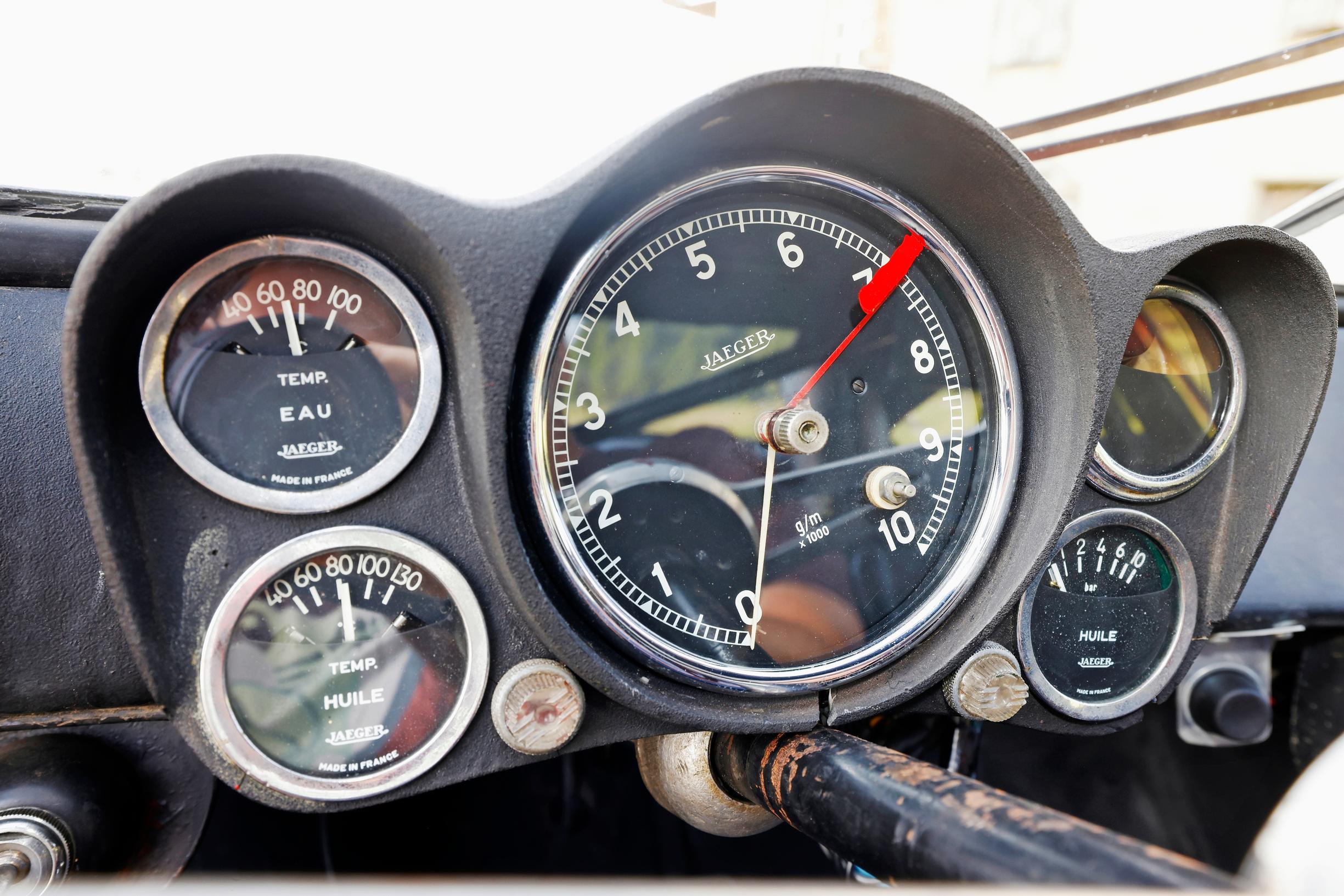 Oleellisin eli kierrosluku on mittariston keskiössä. Nopeusmittaria ei edes ole.