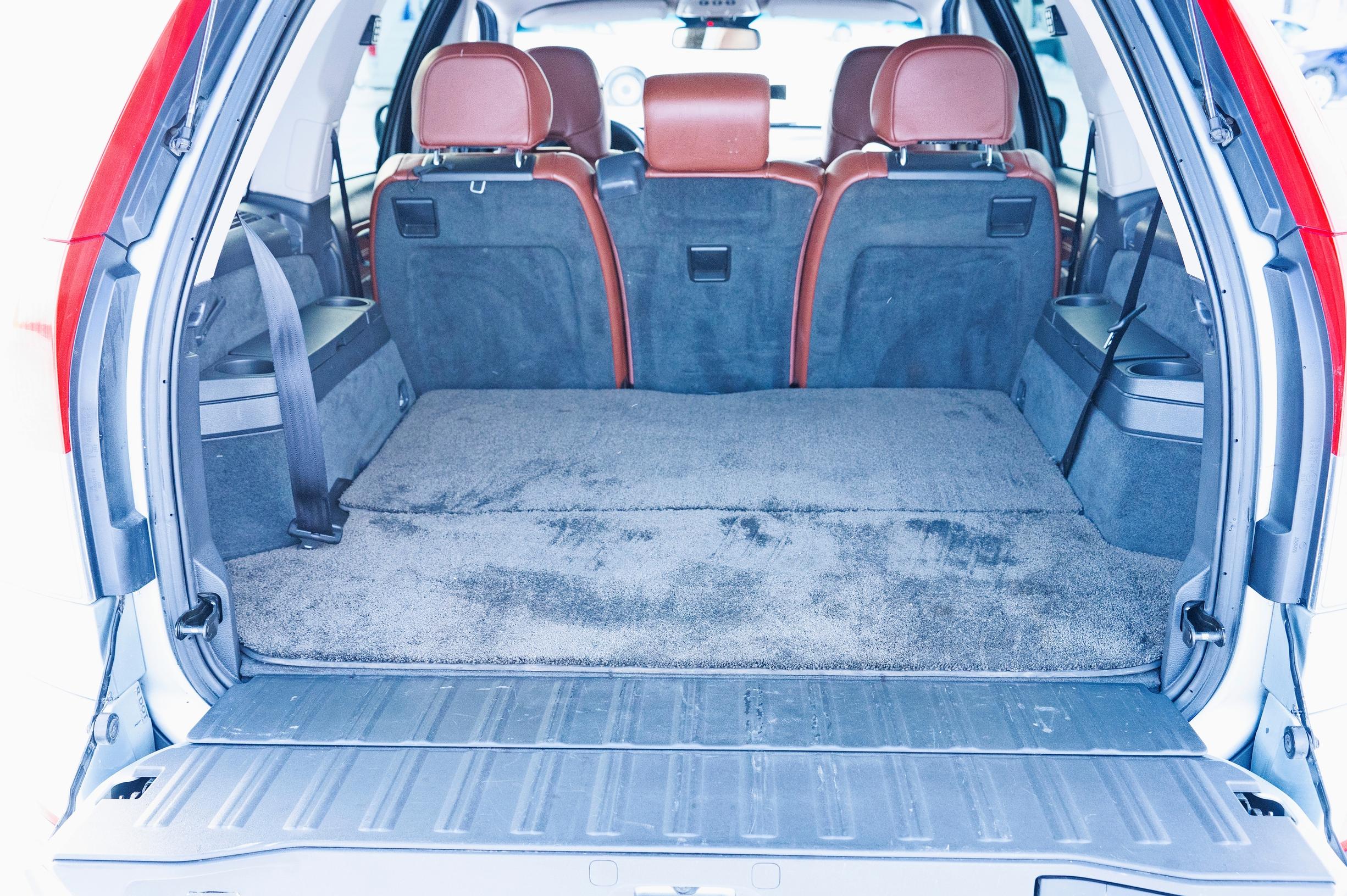 Volvo XC90 D5 AWD Executiven tavaratilan alta löytyy kaksi lisä-istuinta.