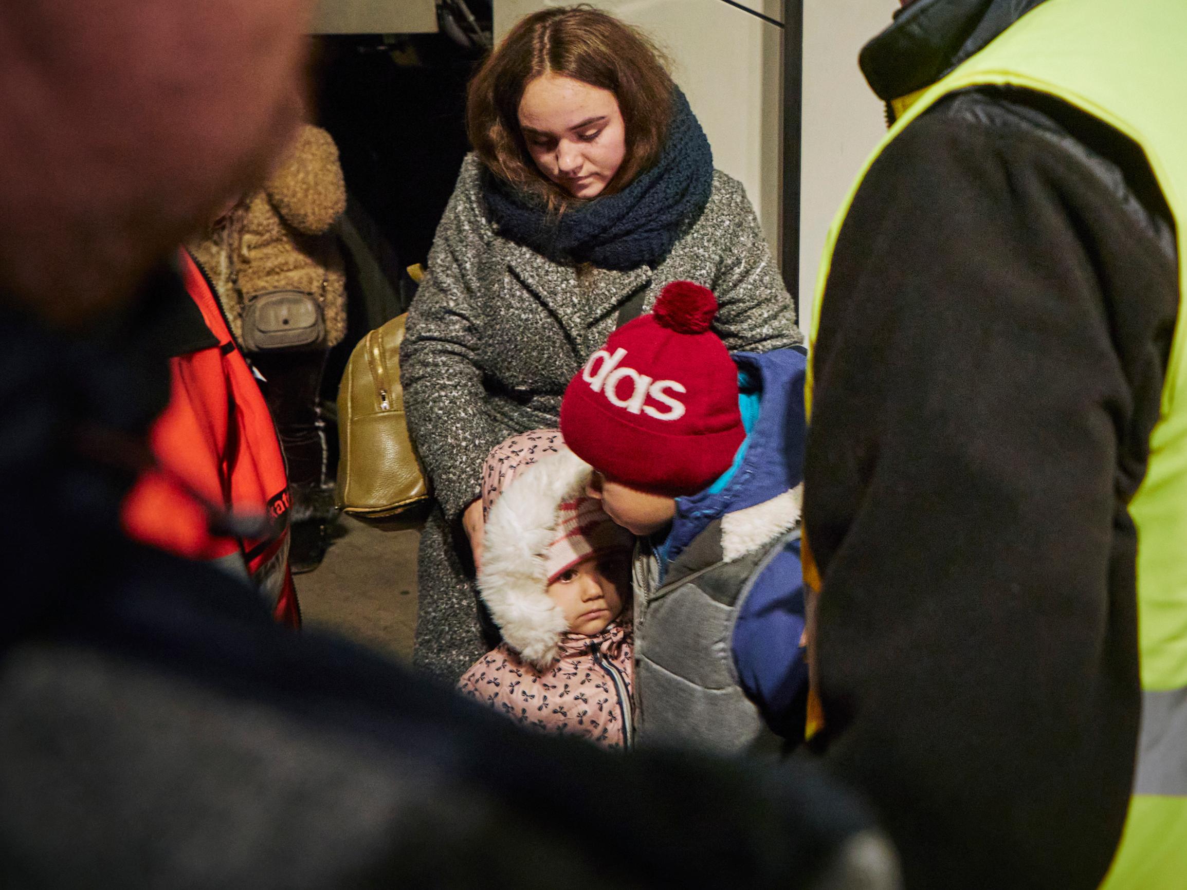 Tuleeko Suomen ottaa vastaan Ukrainan pakolaisia? Roope Salminen, Olli Herman, Piia Penttala, Veeti Kallio ja Pete Lattu kertovat, mitä tunteita kriisi herättää