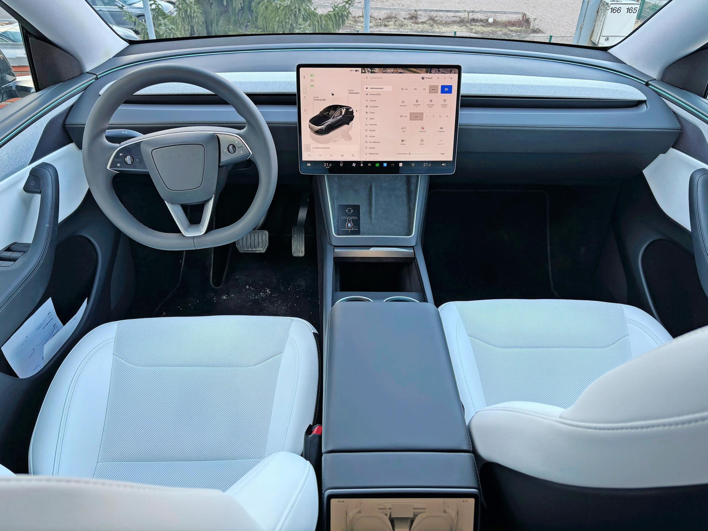Tesla Model Y Juniperin 15,4-tuumainen kosketusnäyttö on sen sydän. Ajosuunnan valitsinkin löytyy täältä.