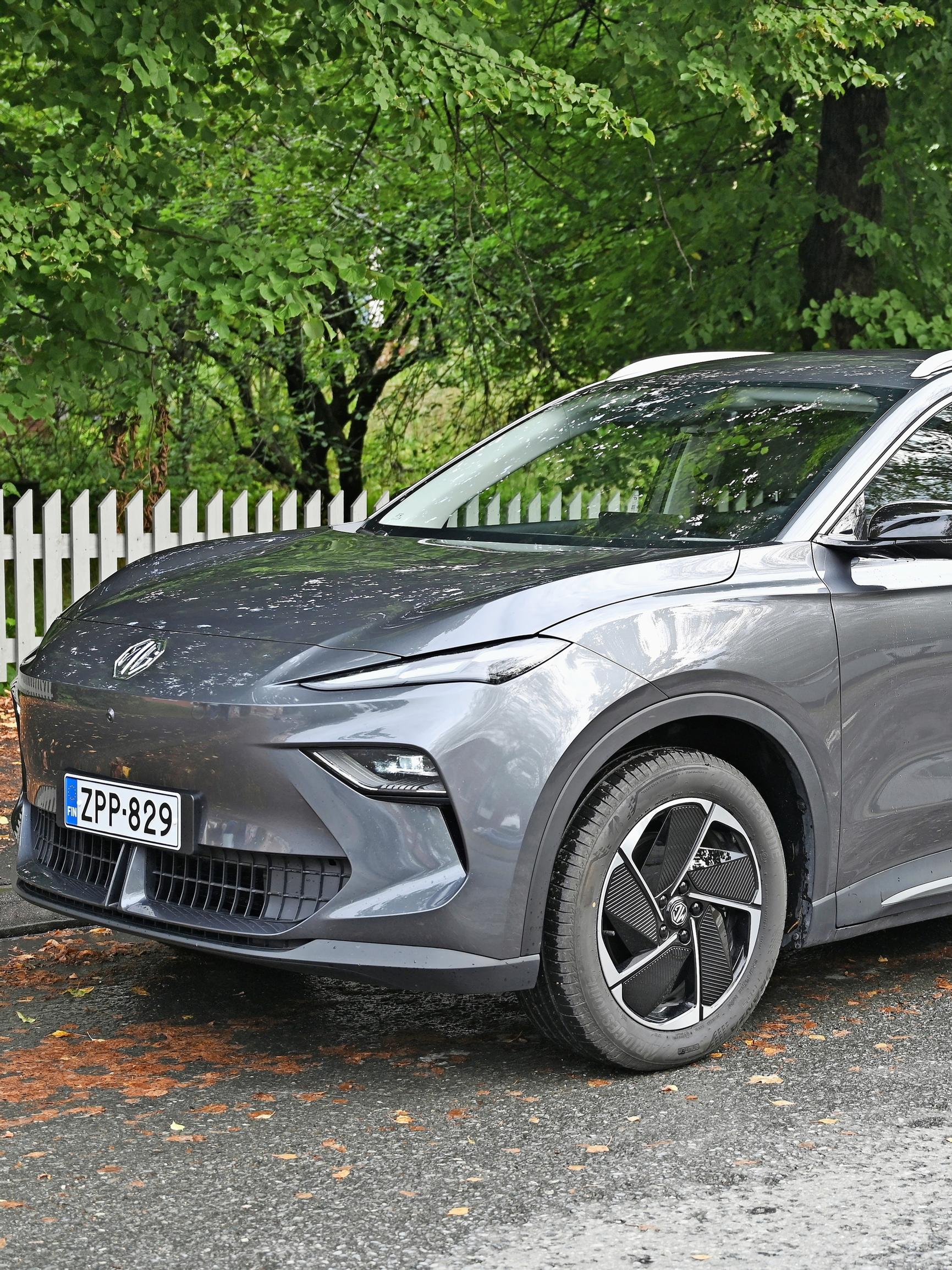 MG S5 EV on teknisesti pirteä sähköauto, jonka muotoilu ei vakuuta – hienostunut ajettavuus ei pelasta tylsää ulkoasua