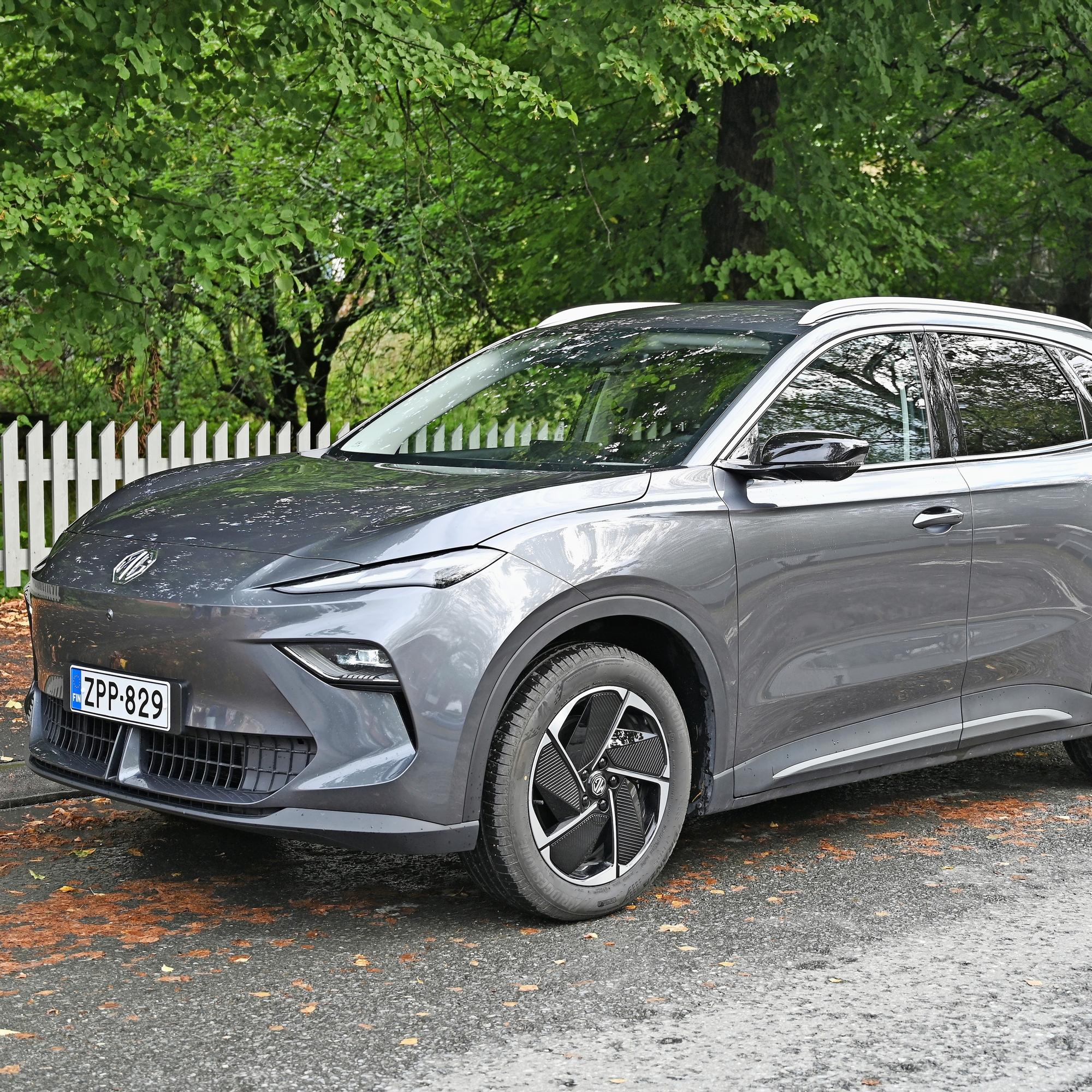 MG S5 EV on teknisesti pirteä sähköauto, jonka muotoilu ei vakuuta – hienostunut ajettavuus ei pelasta tylsää ulkoasua