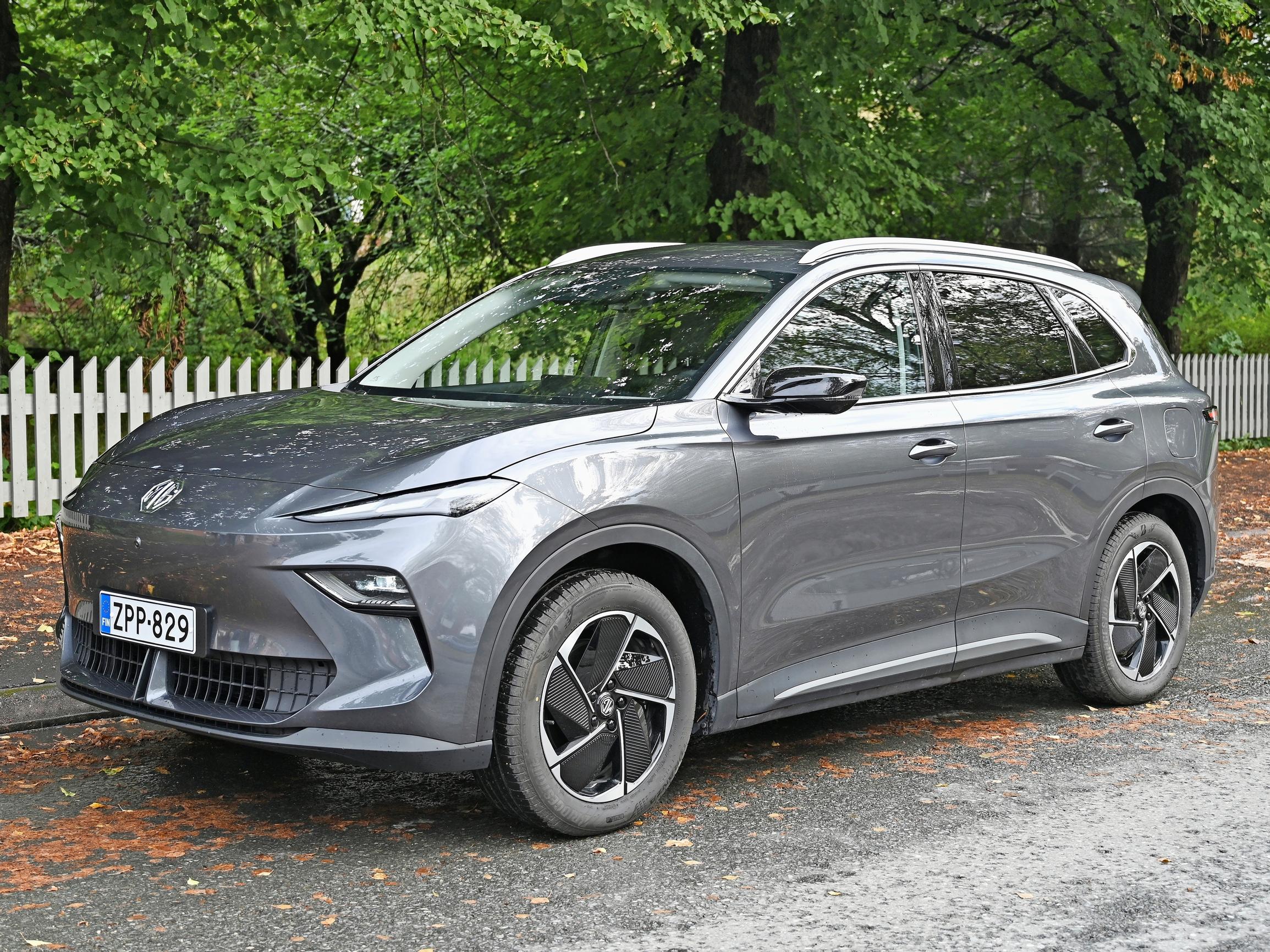 MG S5 EV on teknisesti pirteä sähköauto, jonka muotoilu ei vakuuta – hienostunut ajettavuus ei pelasta tylsää ulkoasua