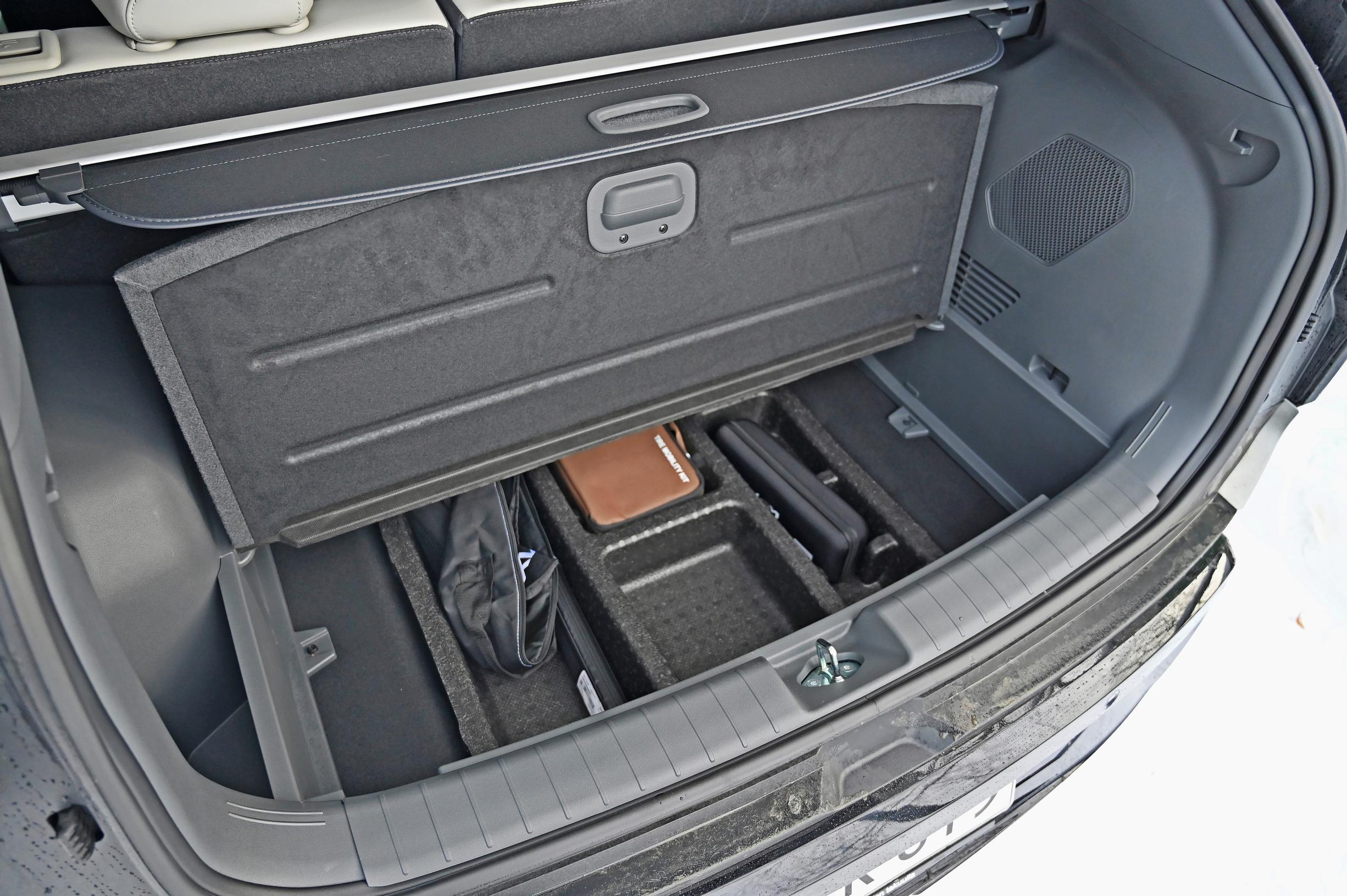 Kia EV3:n tavaratilan välipohjan alla on vielä lisälokero, johon saa tarvittaessa pientä sälää piiloon uteliailta katseilta.