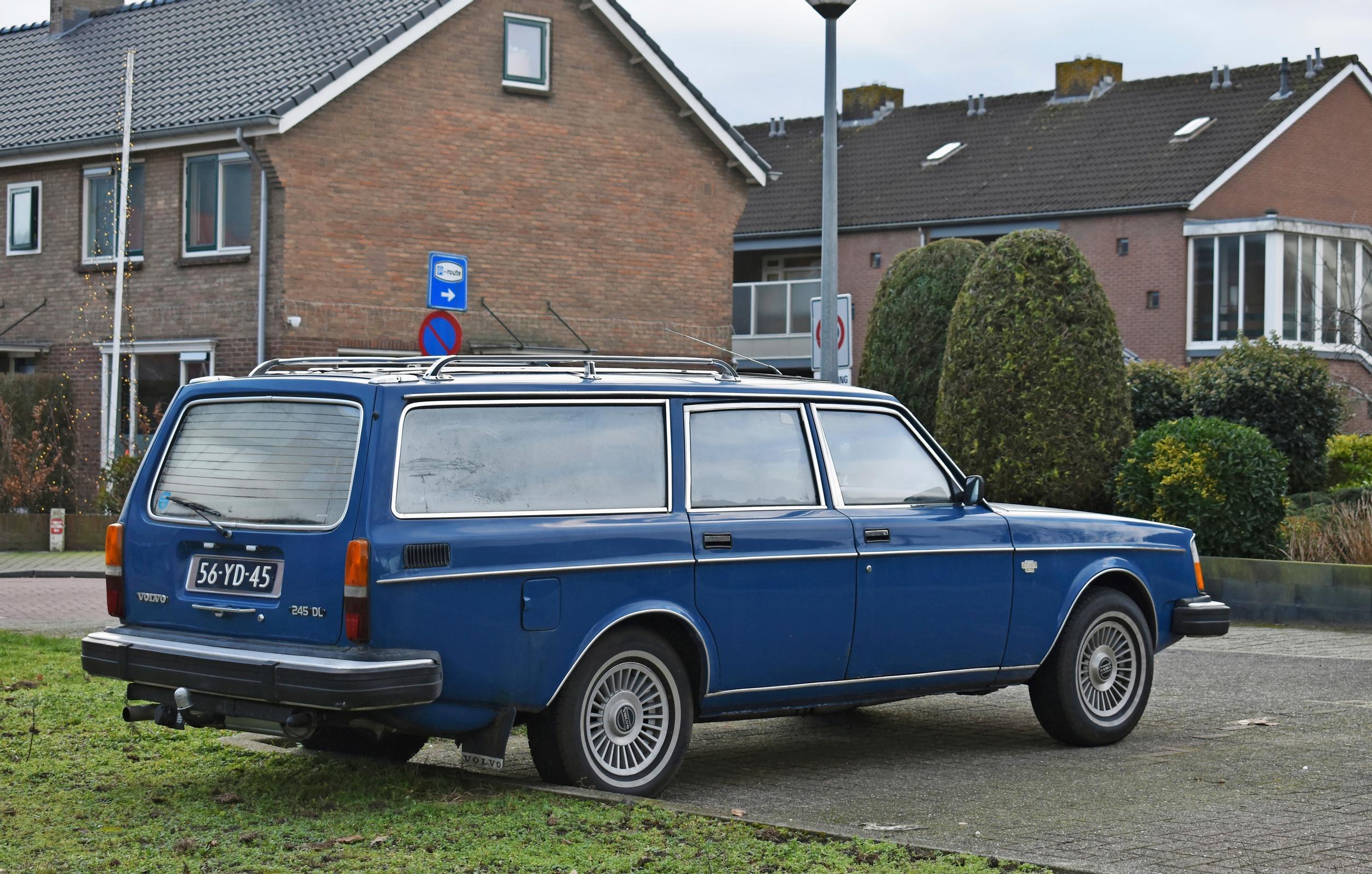 Volvo 245 | Ruotsalainen klassikkofarkku on saanut alleen vähän hienommat vanteet. Näyttävät samanlaisilta kuin mallissa 262 C.
