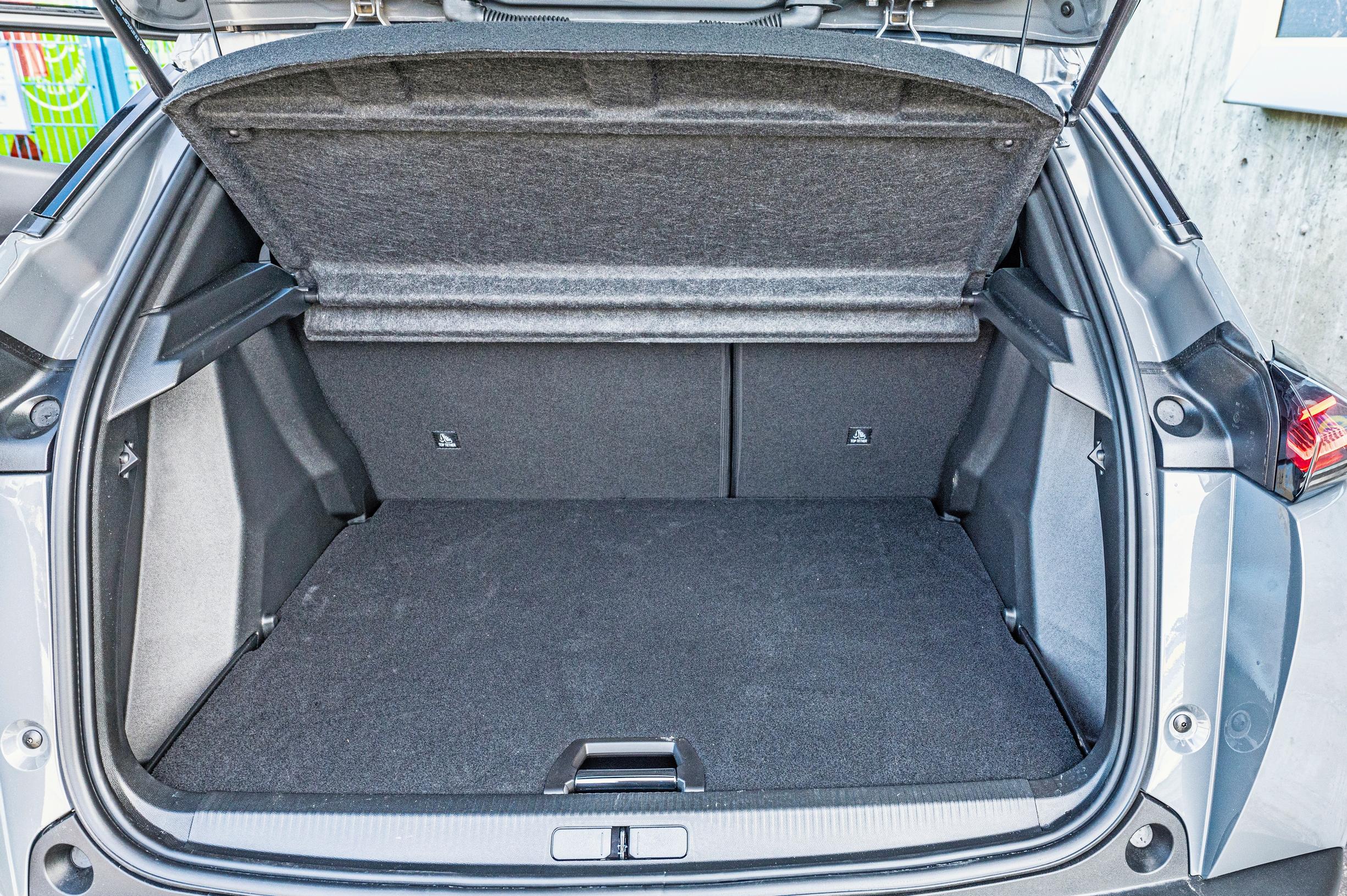 Peugeot 2008:n tavaratila on selkeän muotoinen.