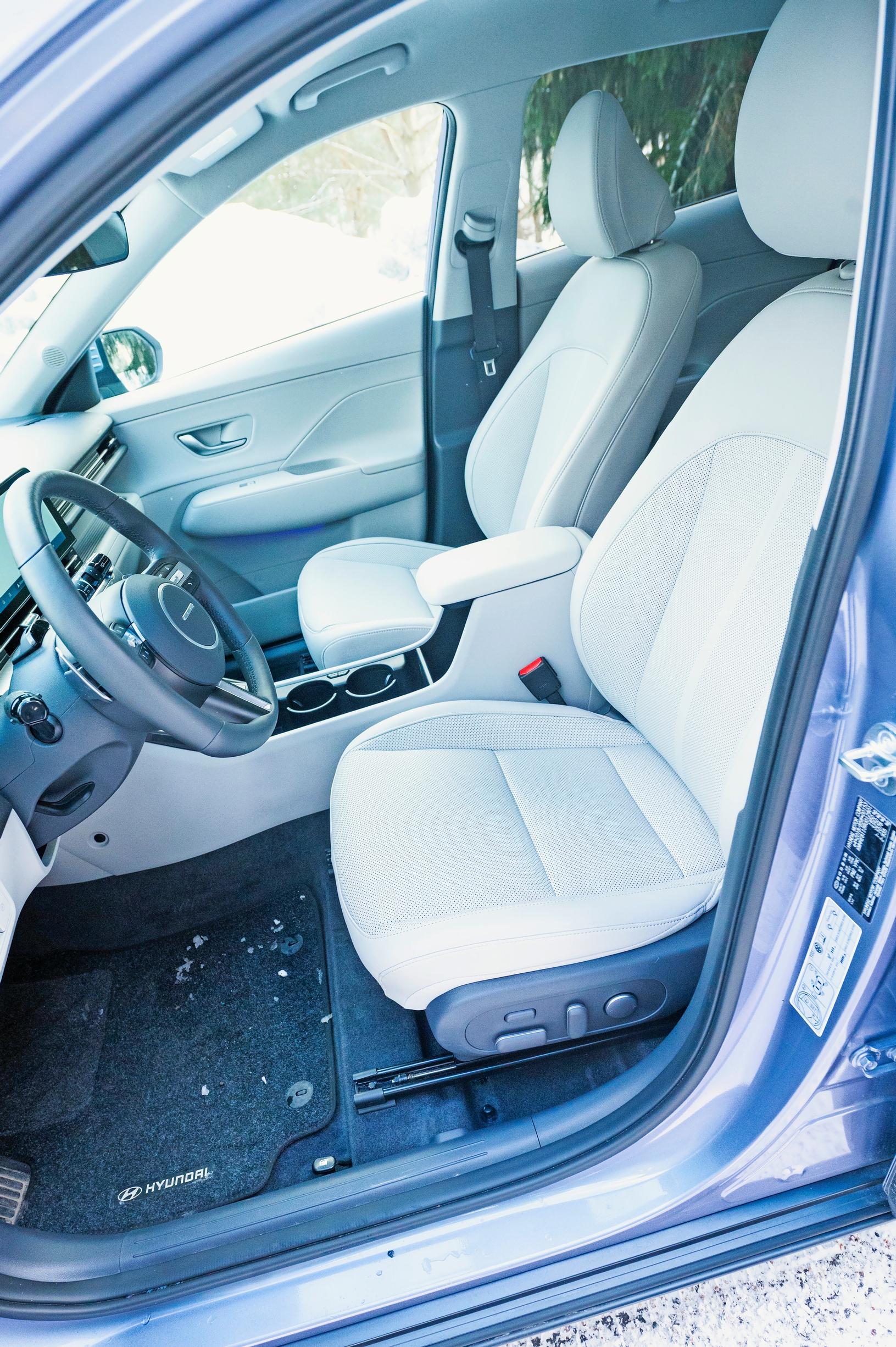 Hyundai Konan edessä on lokoisat oltavat. Valkoinen nahka näyttää ihanalta – ainakin uutena.