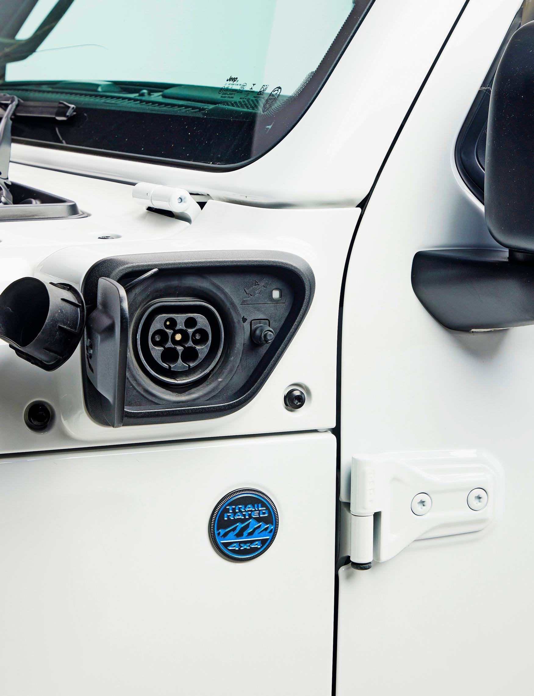 Jeep Wrangler on nykyaikaistunut; latausportti sijaitsee käytännöllisellä paikalla.