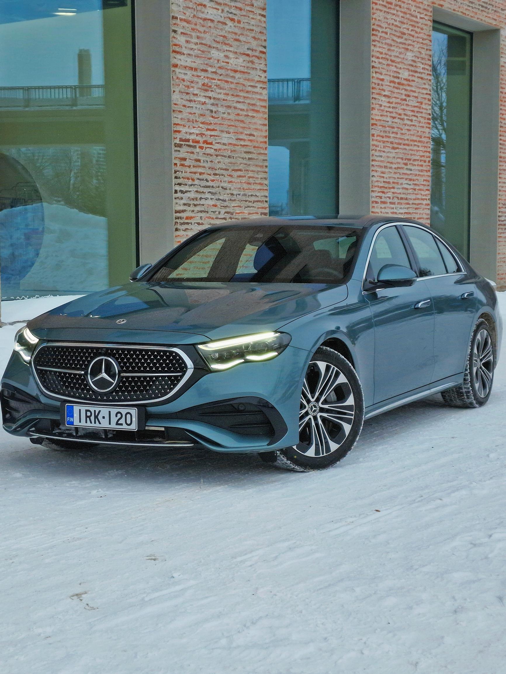 Mercedes-Benz 300e 4Matic – Nyt on uutta lattiasta kattoon – Uusi E-Mersu on monella tapaa edeltäjiään parempi