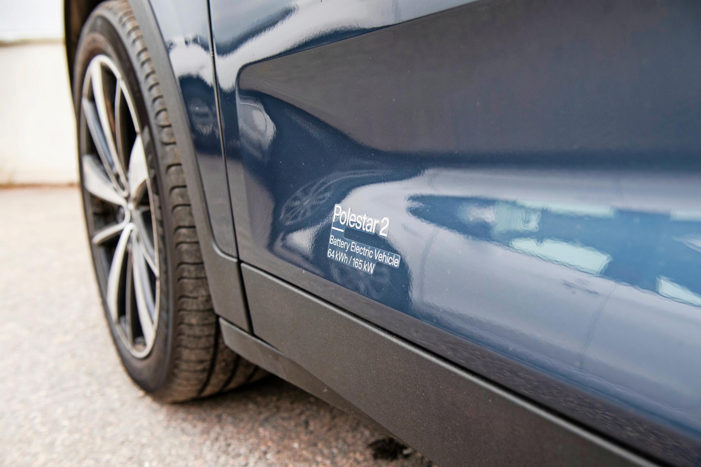 Käytetyn Polestar 2:n kylkeen läntätty tarra kertoo, millaisesta autosta on kyse.