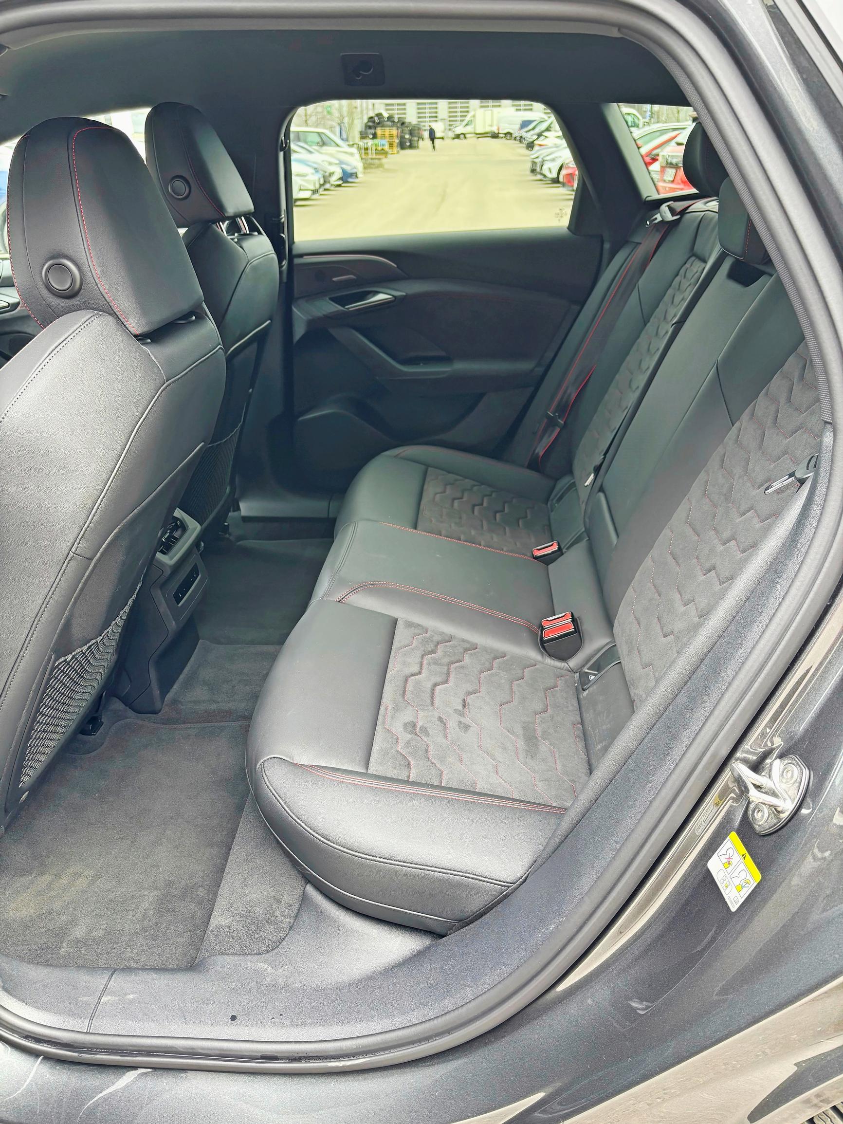 Audi S6 Avant e-tronissa on ihan hyvät tilat. Tosin lattia on akkujen takia aika ylhäällä; reisituki jää vajavaiseksi.