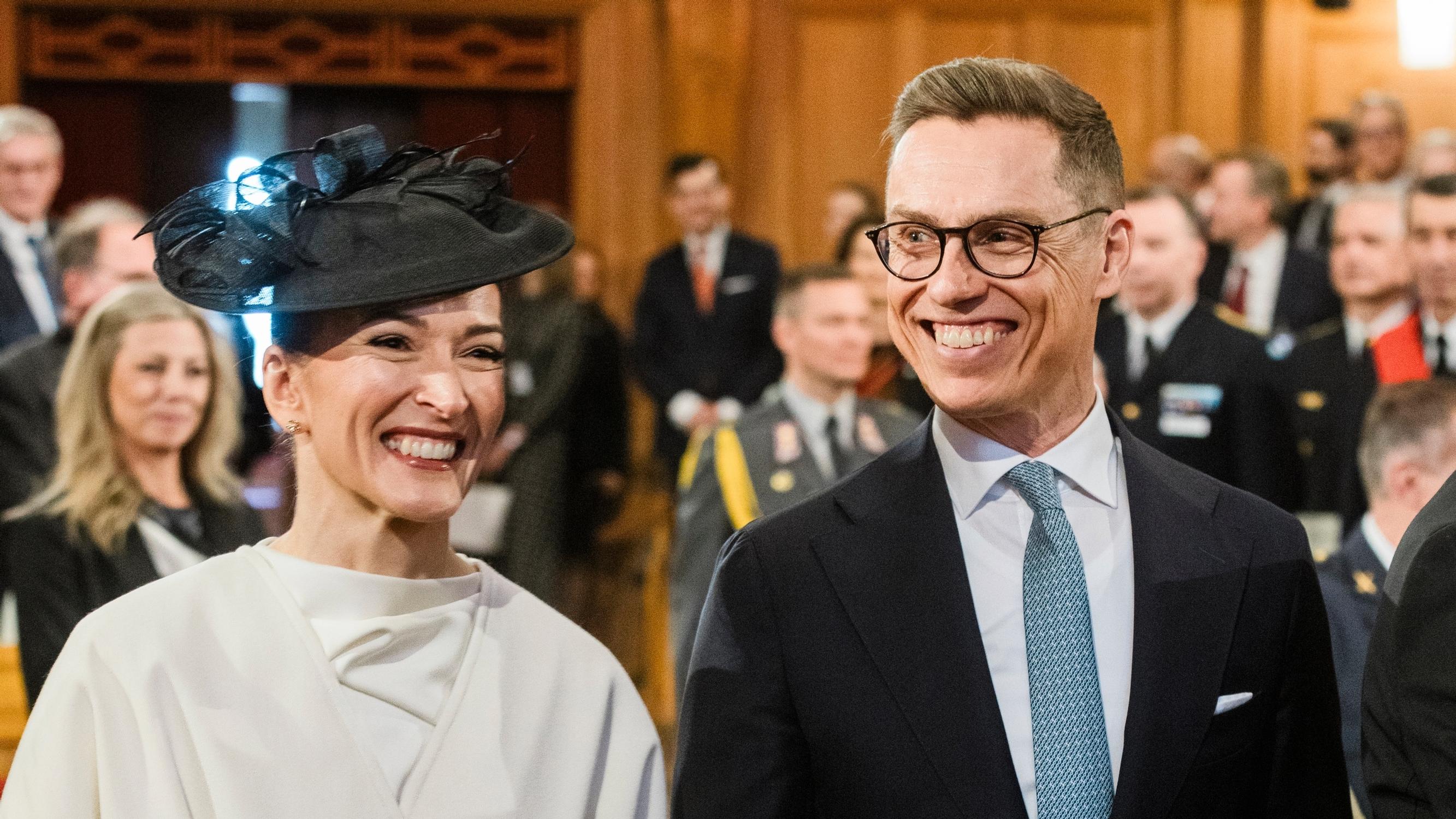 ”Tämä tuntuu aika ihmeelliseltä” – Presidentti Alexander Stubb kävi kylässä kuninkaan luona