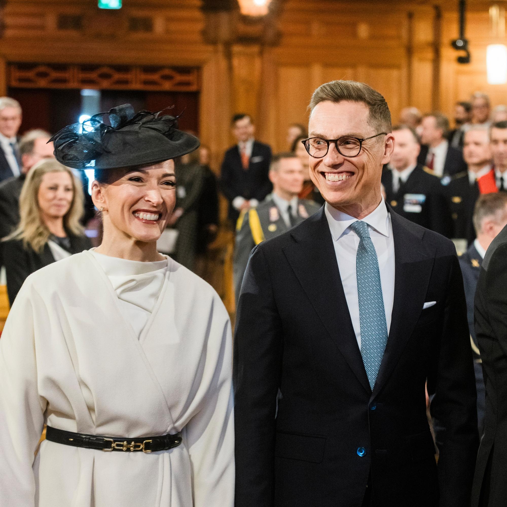 ”Tämä tuntuu aika ihmeelliseltä” – Presidentti Alexander Stubb kävi kylässä kuninkaan luona
