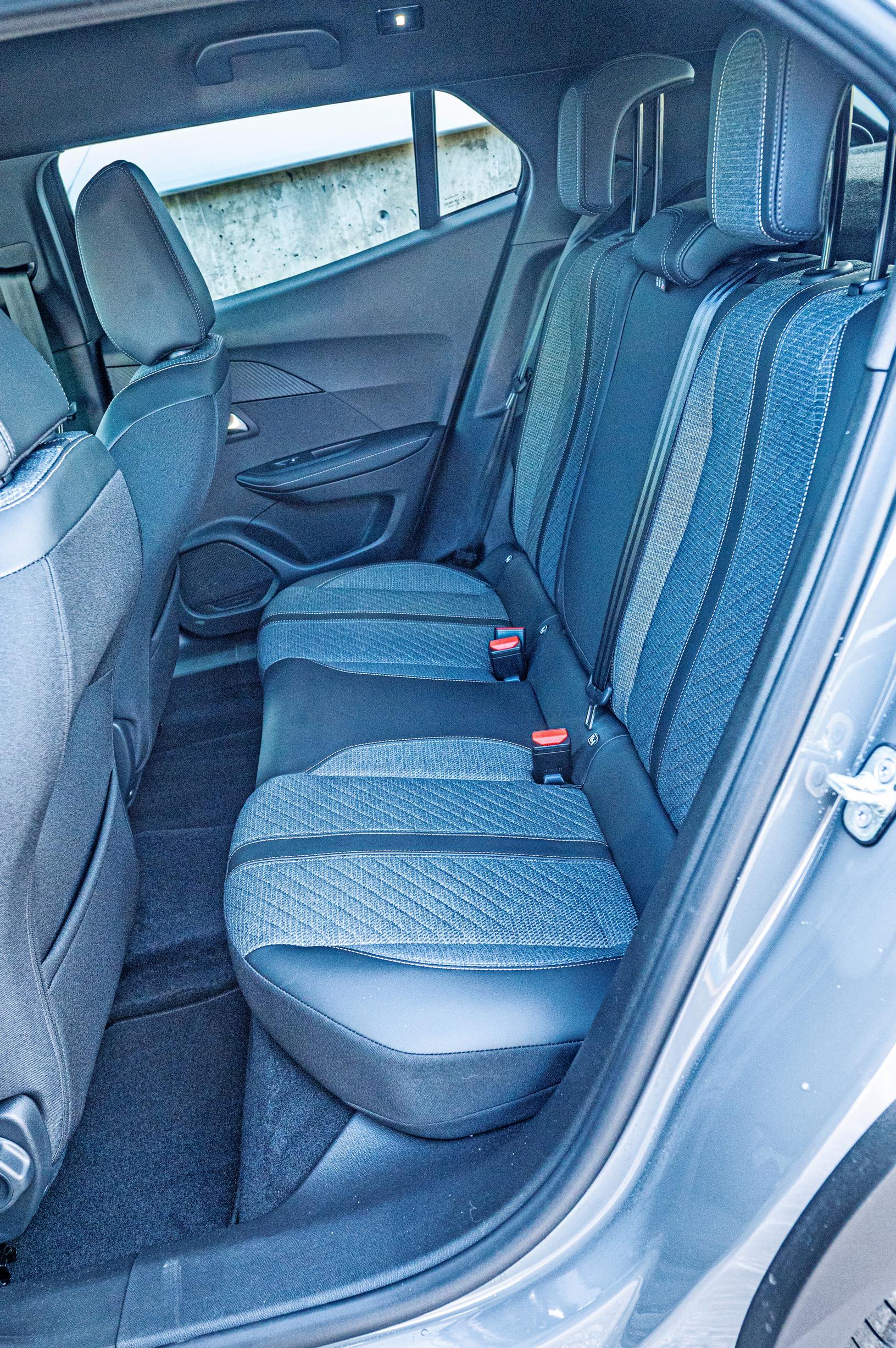 Peugeot 2008:n takana on muuten mukavat oltavat, mutta polvitilaa saisi olla enemmän.