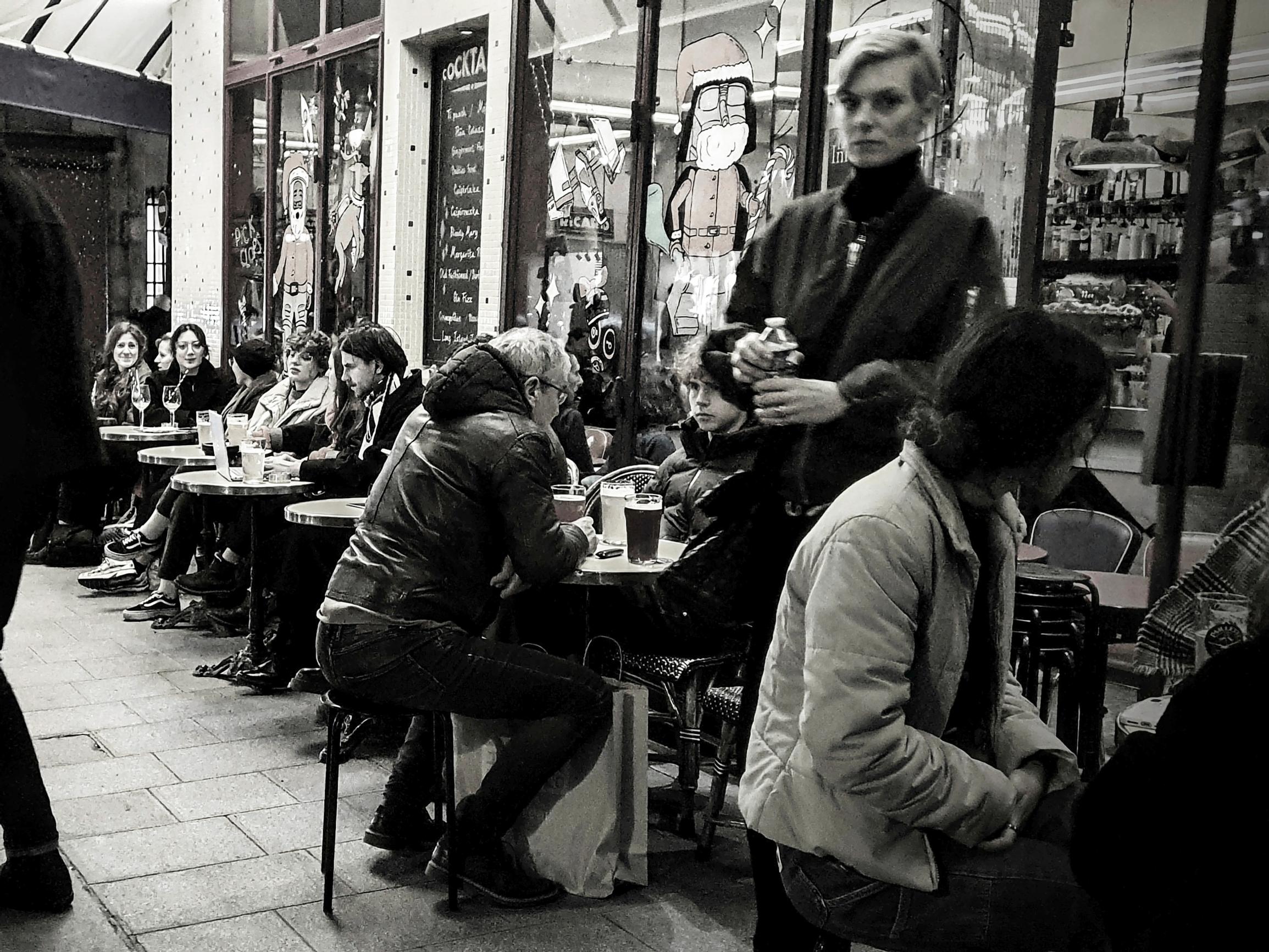 Gay-ravintoloista synagogaan – Täällä palatsien katveessa kaikki on nyt kuin Eedenin puutarhassa