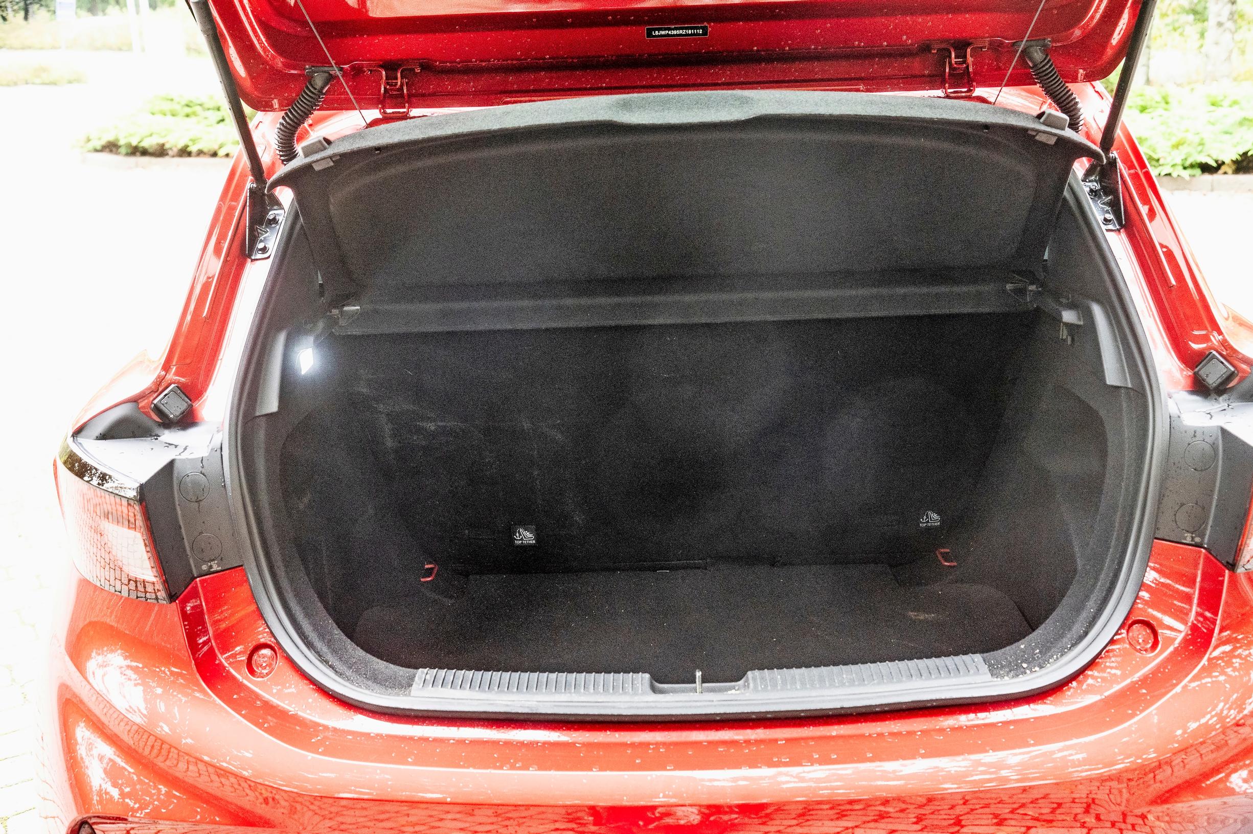 Uusi MG3 Hybrid+ on töpöperäinen pikkuauto, jollaiseen ei saa millään rakennettua avaraa tavaratilaa.