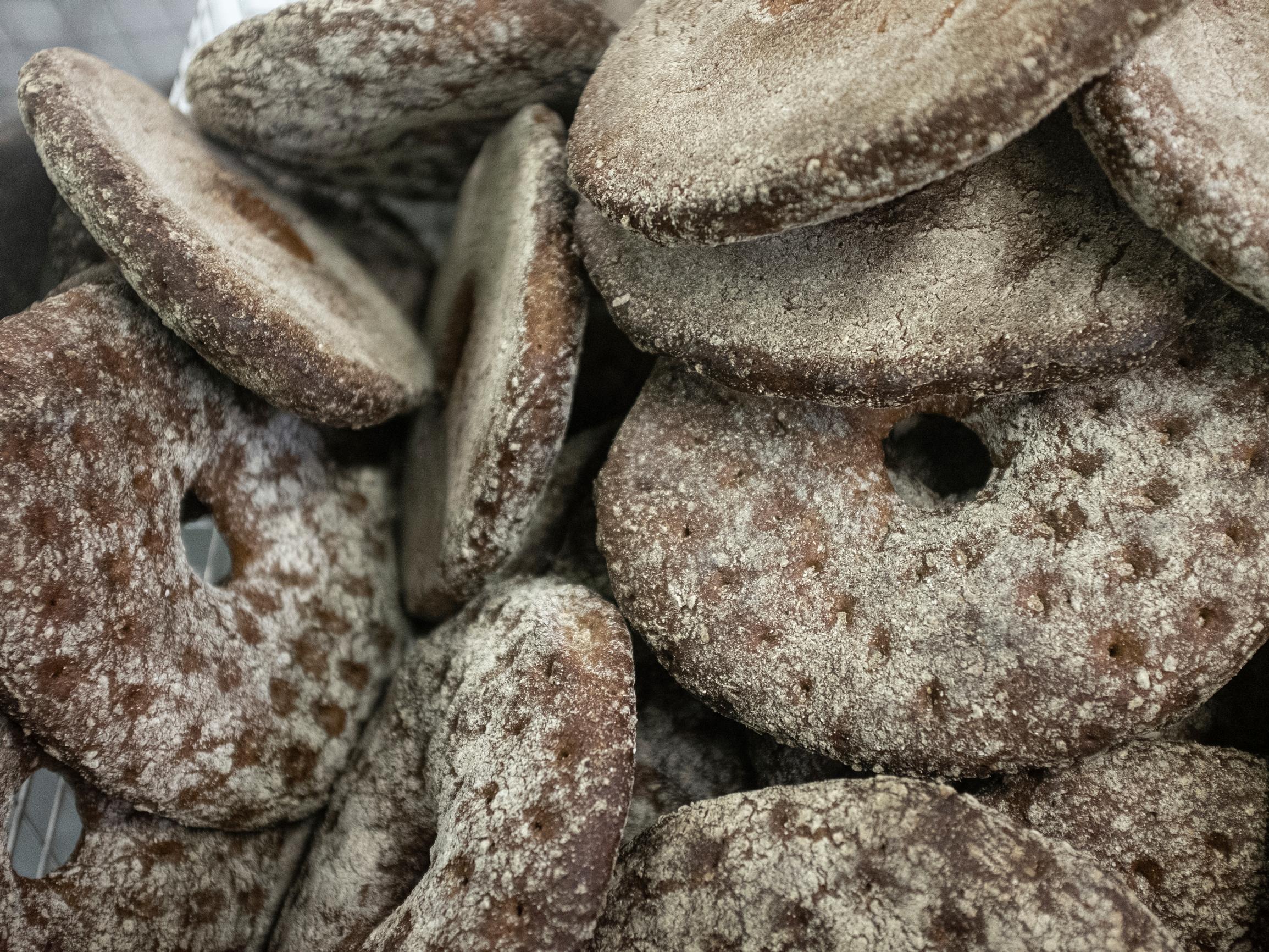 Omalaatuinen leipä pelasti, kun leipomo paloi ja työntekijä kavalsi puoli miljoonaa – Tarvitaan piikkikaulin ja teräsmummoja