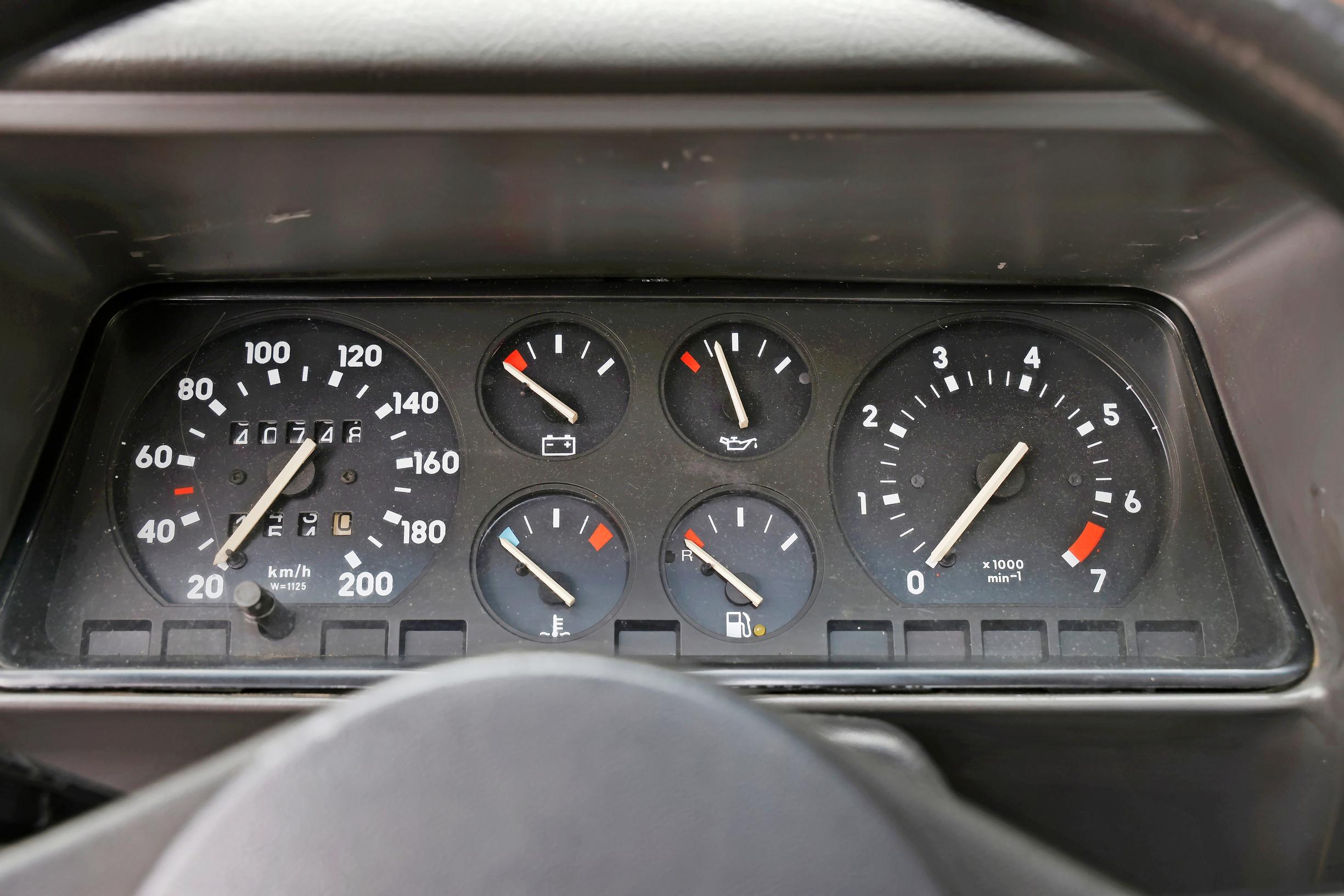 Opel Corsa GSi:ssä mittareita on kuin oikeassa urheiluautossa. Rundimittari ei ollut 80-luvulla itsestäänselvyys.