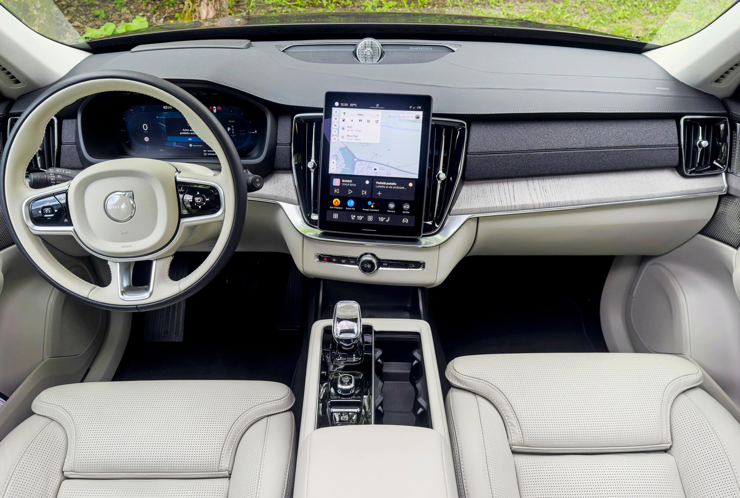 Volvo XC90:n kojelaudan keskinäyttö on entistä kookkaampi ja monipuolisempi.