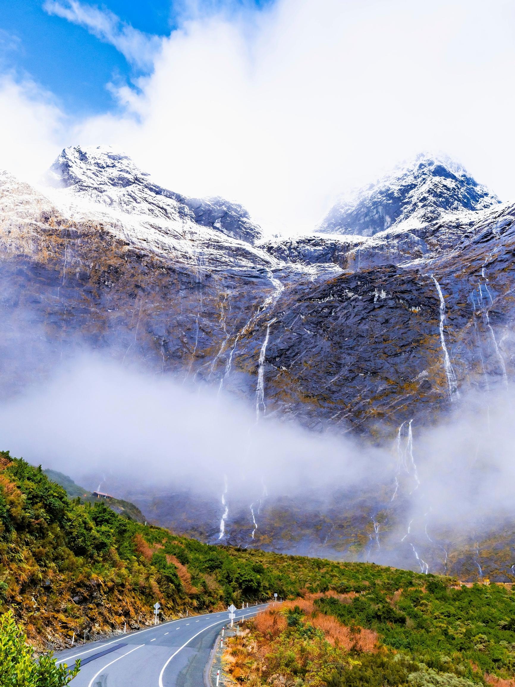 Maailman hienoin tie, tai ainakin yksi hienoimmista, on Milford Road Uudessa-Seelannissa