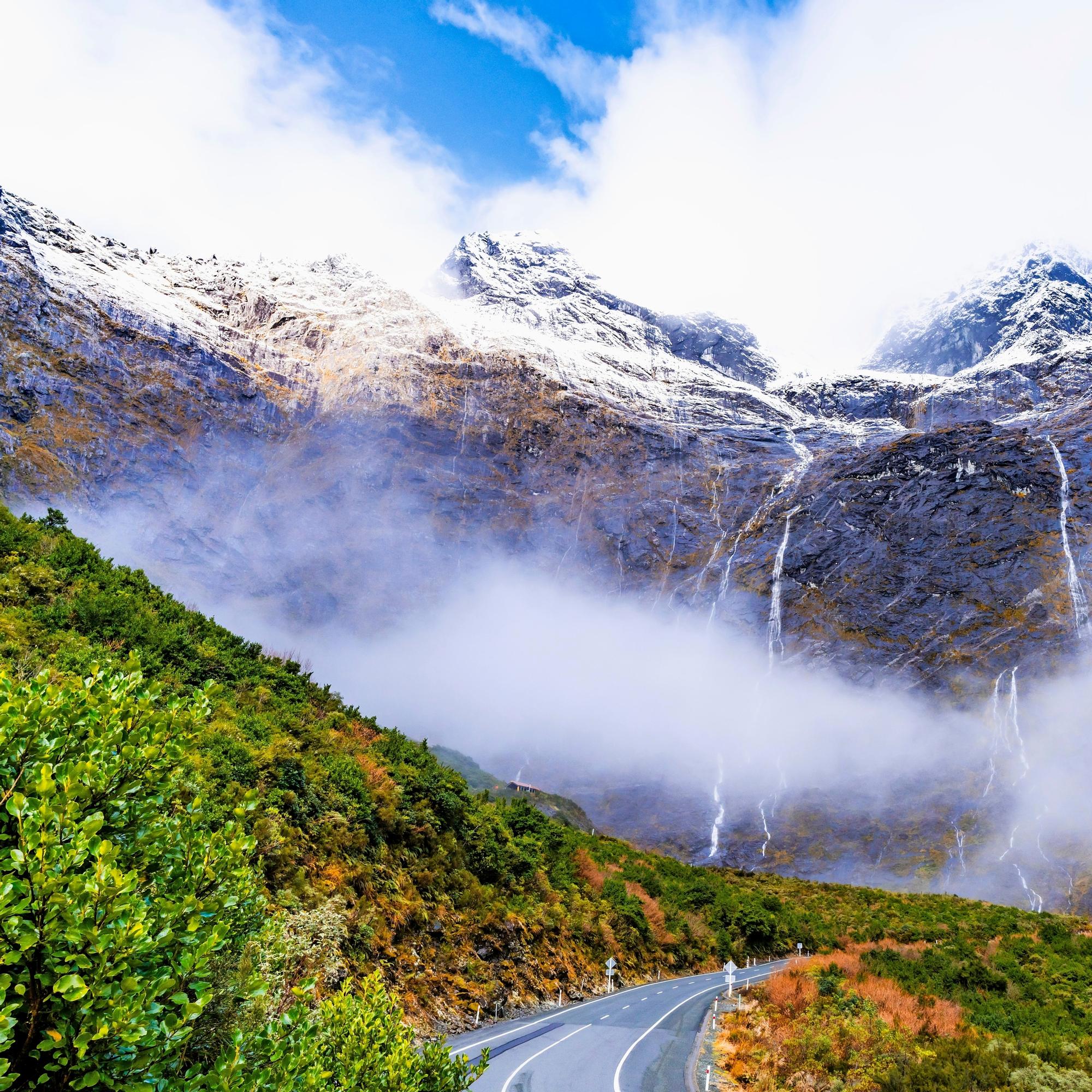 Maailman hienoin tie, tai ainakin yksi hienoimmista, on Milford Road Uudessa-Seelannissa