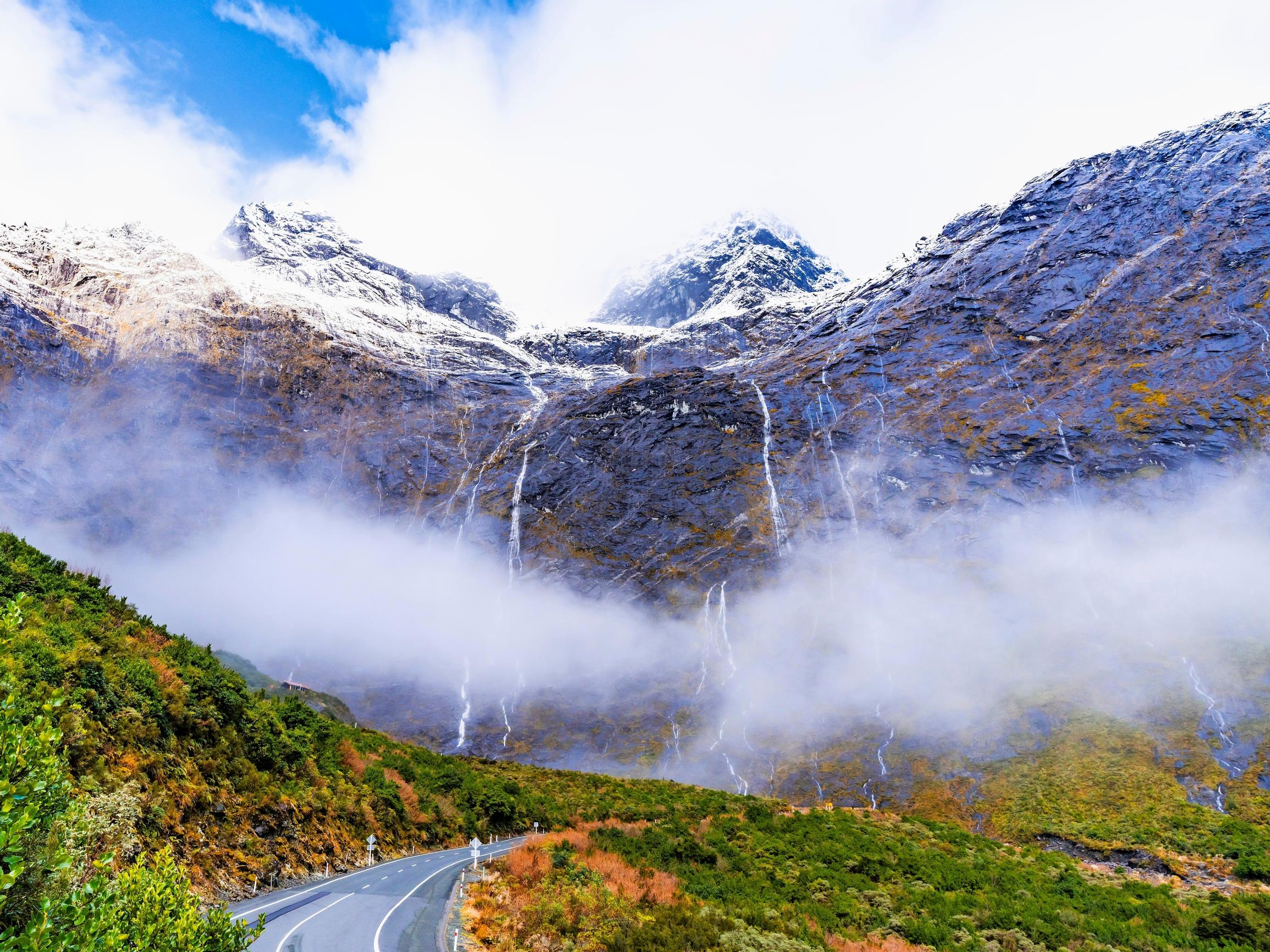 Maailman hienoin tie, tai ainakin yksi hienoimmista, on Milford Road Uudessa-Seelannissa