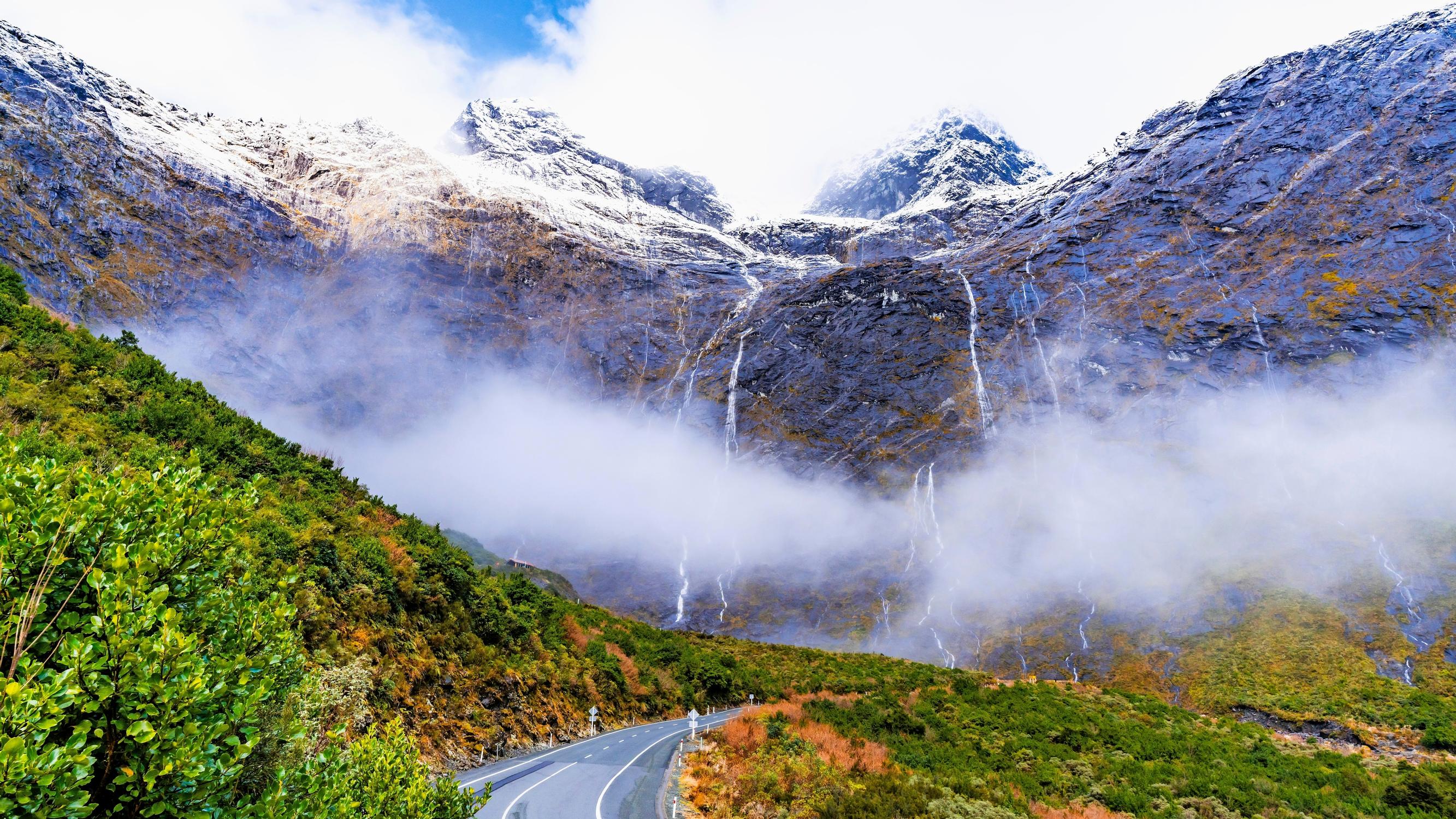 Maailman hienoin tie, tai ainakin yksi hienoimmista, on Milford Road Uudessa-Seelannissa