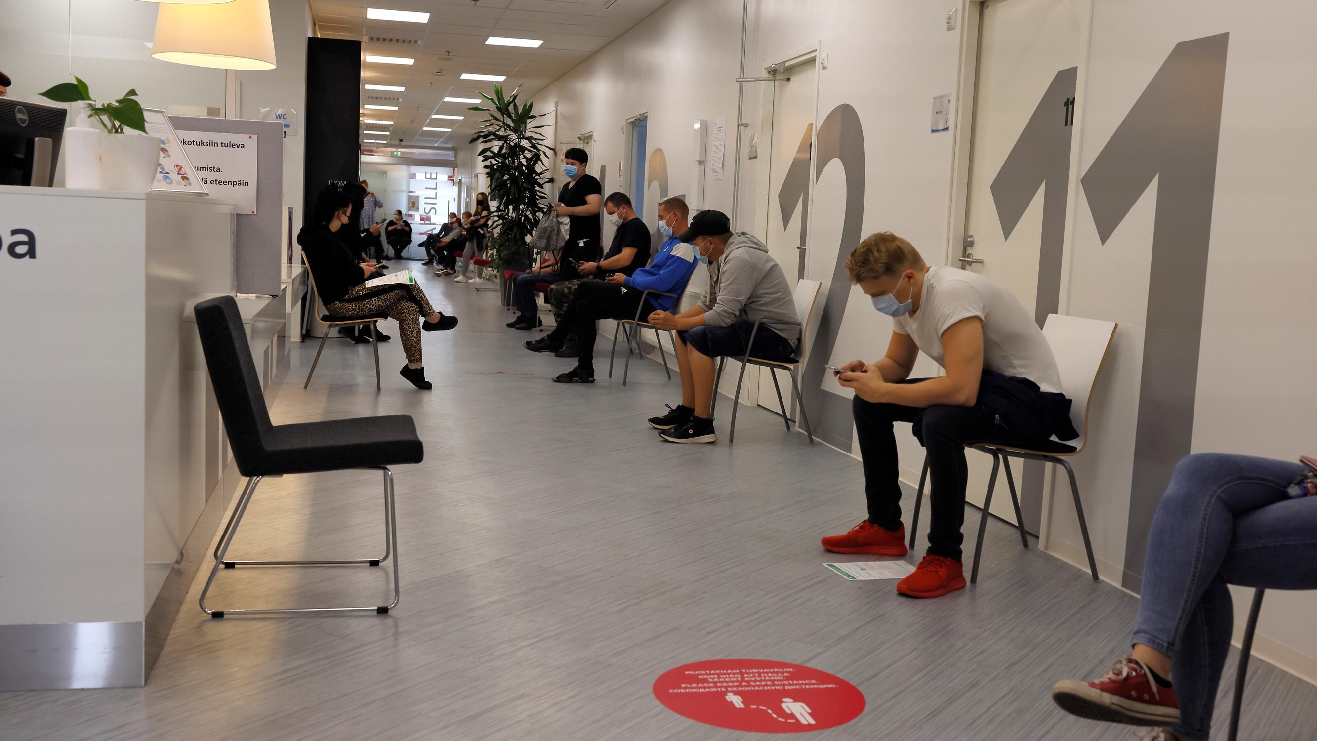 Riskiryhmäläisiä jonottaa nyt ilman ajanvarausta jaettavia koronarokotuksia muiden joukossa – rokottamattomista rohkaisevia uutisia