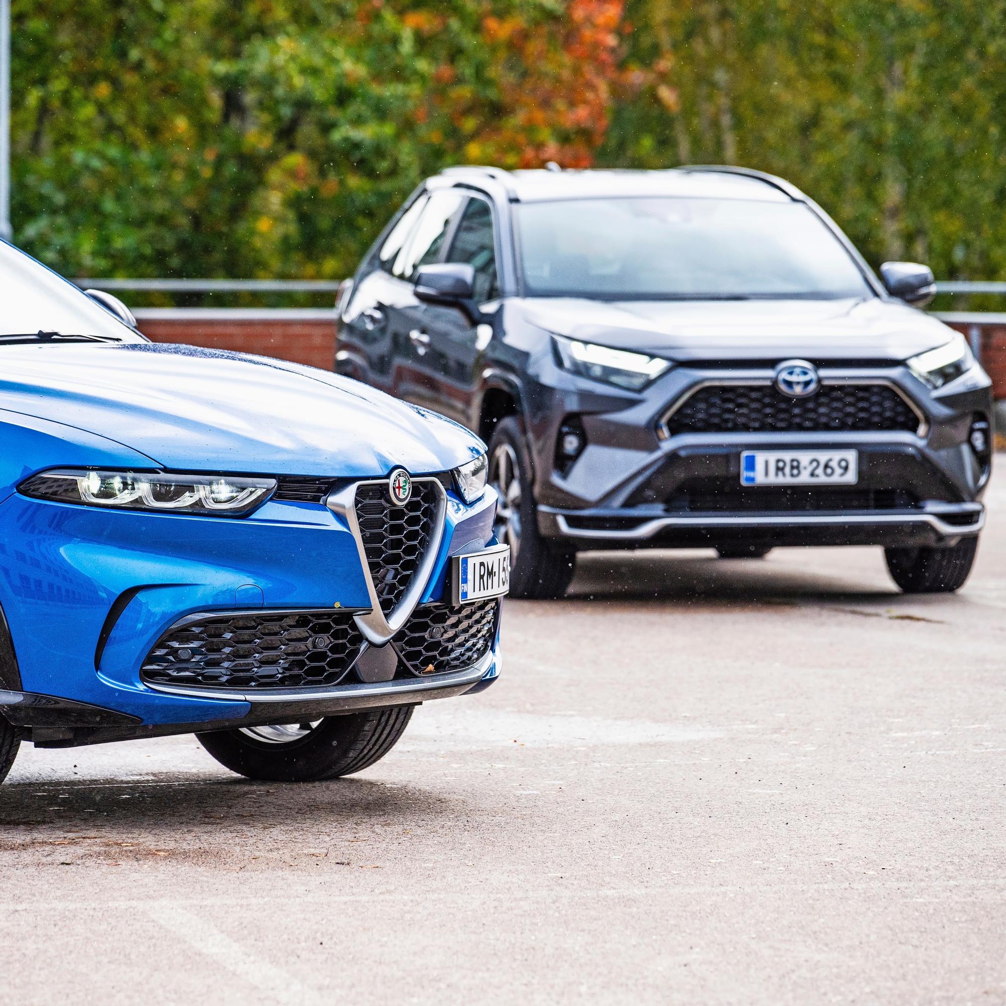 Alfa Romeo Tonale vs. Toyota RAV4 – Erilaiset ovat lataushybridien eväät, mutta kumpi voittaa kaksintaistelun?