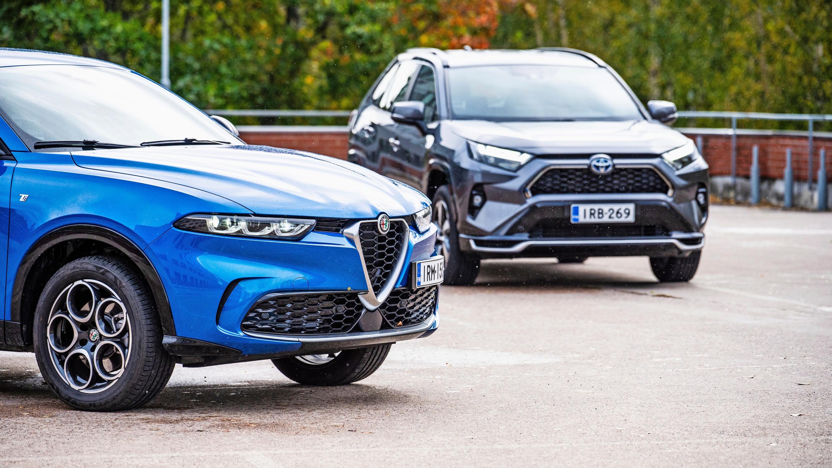 Alfa Romeo Tonale vs. Toyota RAV4 – Erilaiset ovat lataushybridien eväät, mutta kumpi voittaa kaksintaistelun?