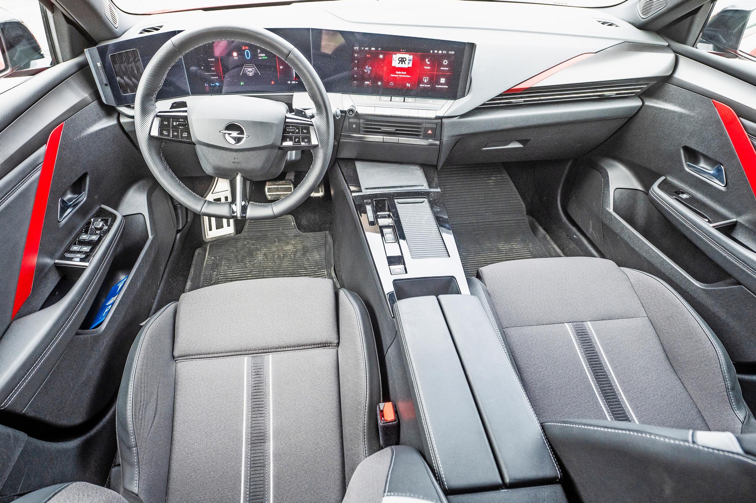Opel Astran kaarelle taivutettu mittariston ja keskinäytön yhdistelmä hallitsee kojelautanäkymiä.