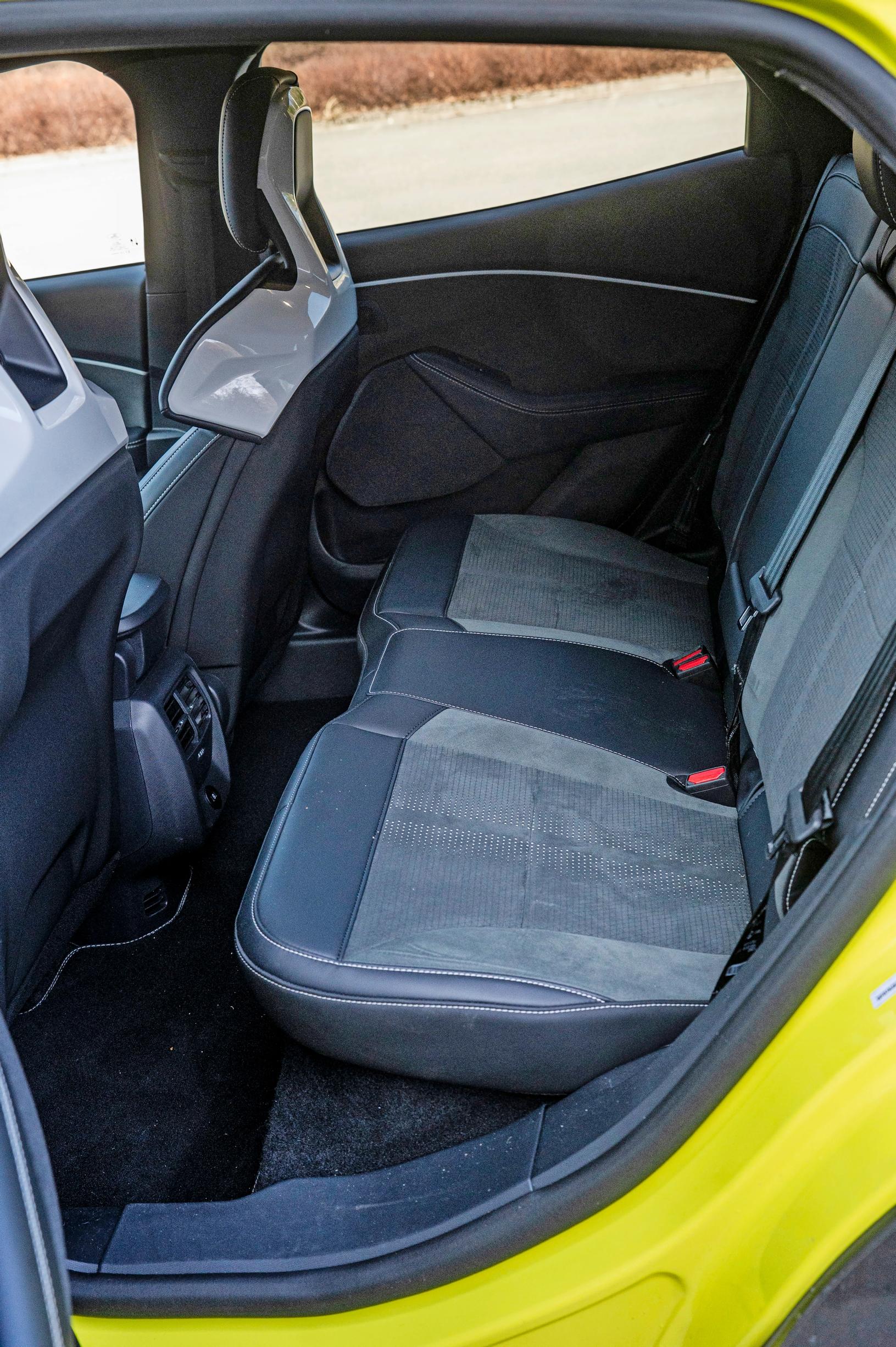 Ford Mustang Mach-E:n takapenkillekin mahtuu kohtalaisen hyvin.