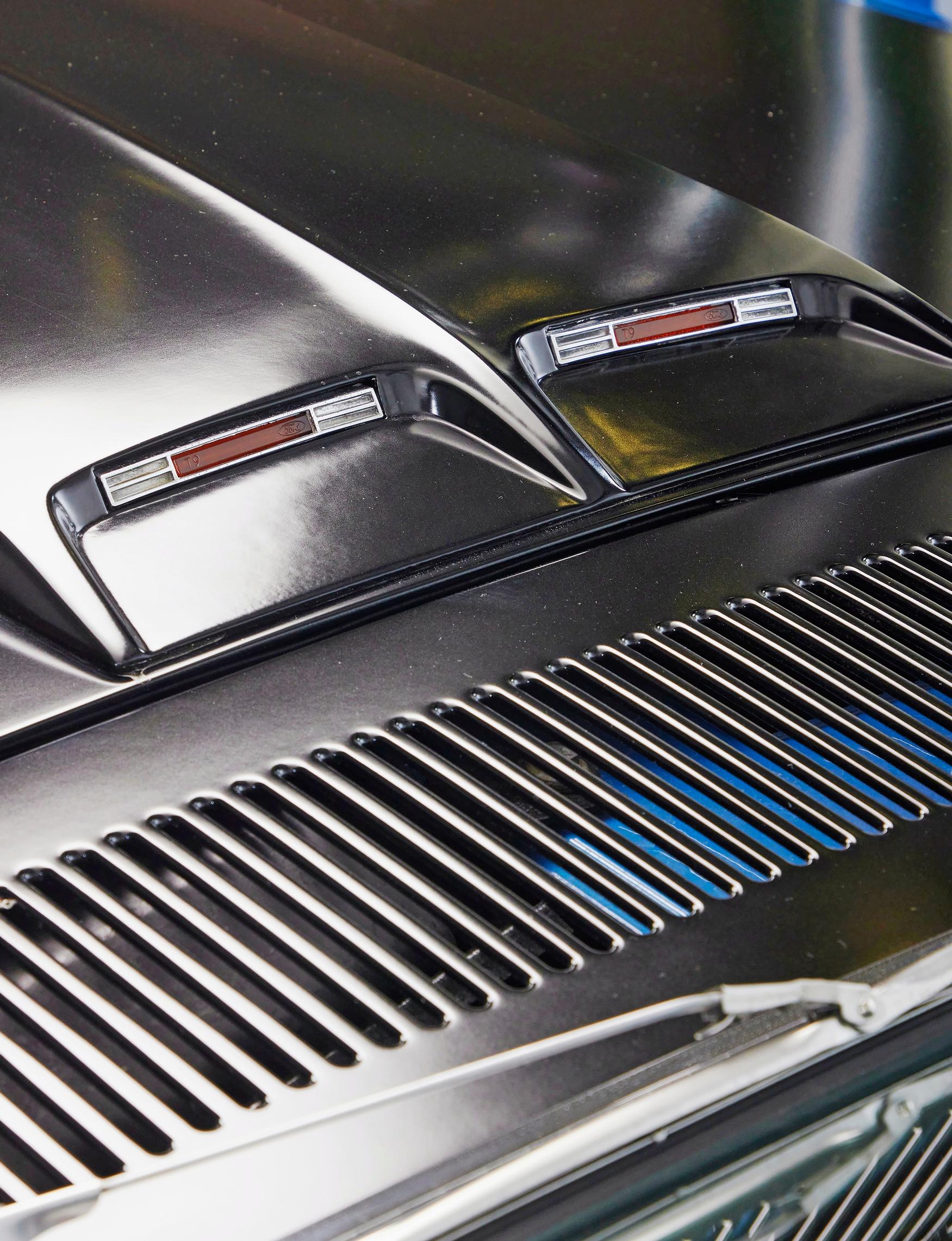 Ford Mustang Fastback Mach 1:n sivuvilkkujen indikaattorithan ne siellä pilkottavat.