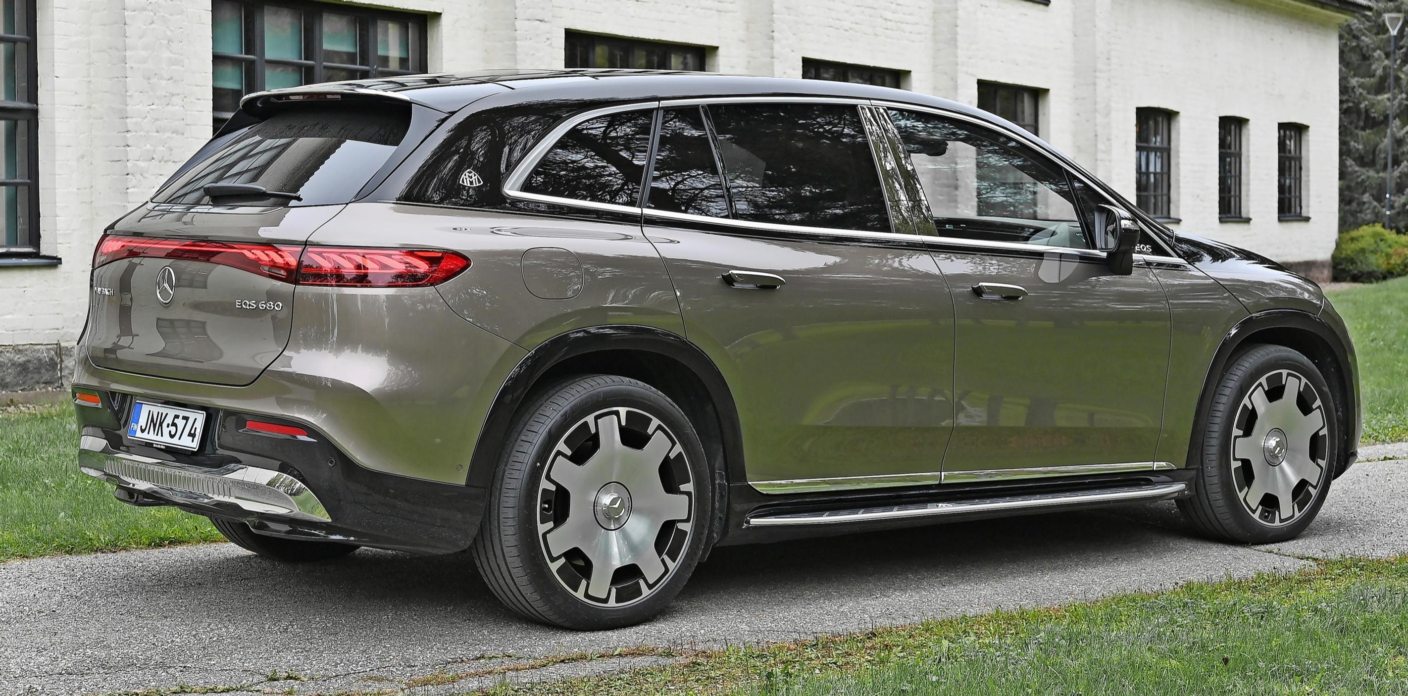 Maybach EQS 680 SUV on massiivinen auto, joka vaatii kuljettajalta määrätietoista tekemistä, mutta sen kanssa tulee nopeasti tutuksi. Kaupungissa suuret ulkomitat aiheuttavat ahdistusta.